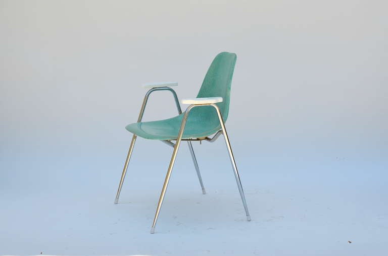 Mid-Century Modern Set of Four Comfortable Turquoise Fiberglass Armchairs on Chrome Bases For Sale