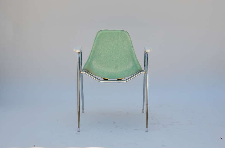 Set of Four Comfortable Turquoise Fiberglass Armchairs on Chrome Bases In Excellent Condition For Sale In Los Angeles, CA