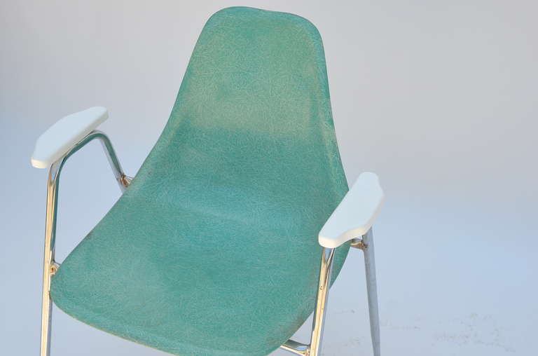 Mid-20th Century Set of Four Comfortable Turquoise Fiberglass Armchairs on Chrome Bases For Sale