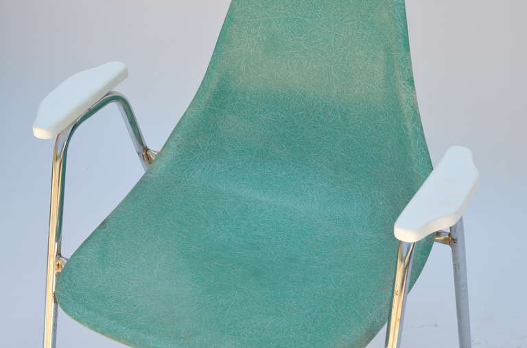 Set of Four Comfortable Turquoise Fiberglass Armchairs on Chrome Bases For Sale 1