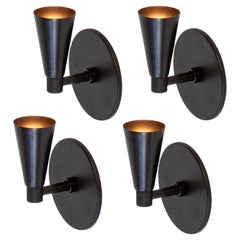Ensemble de quatre appliques murales Cone 1 par Research.Lighting, noires, fabriquées sur commande