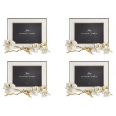 Satz von vier zeitgenössischen goldenen Metall- und Emaille-Fotorahmen mit Blumen