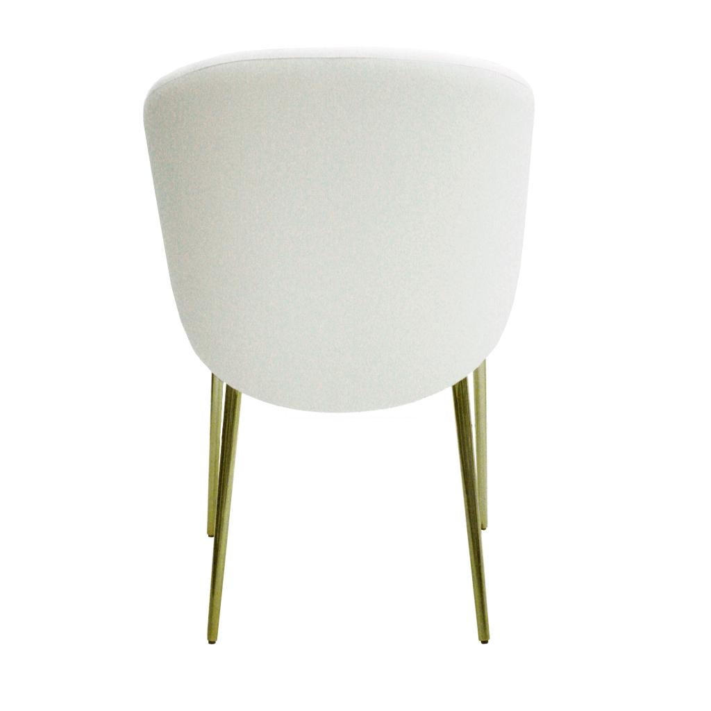 Ottone Set di quattro sedie moderne contemporanee in tessuto bianco in vendita