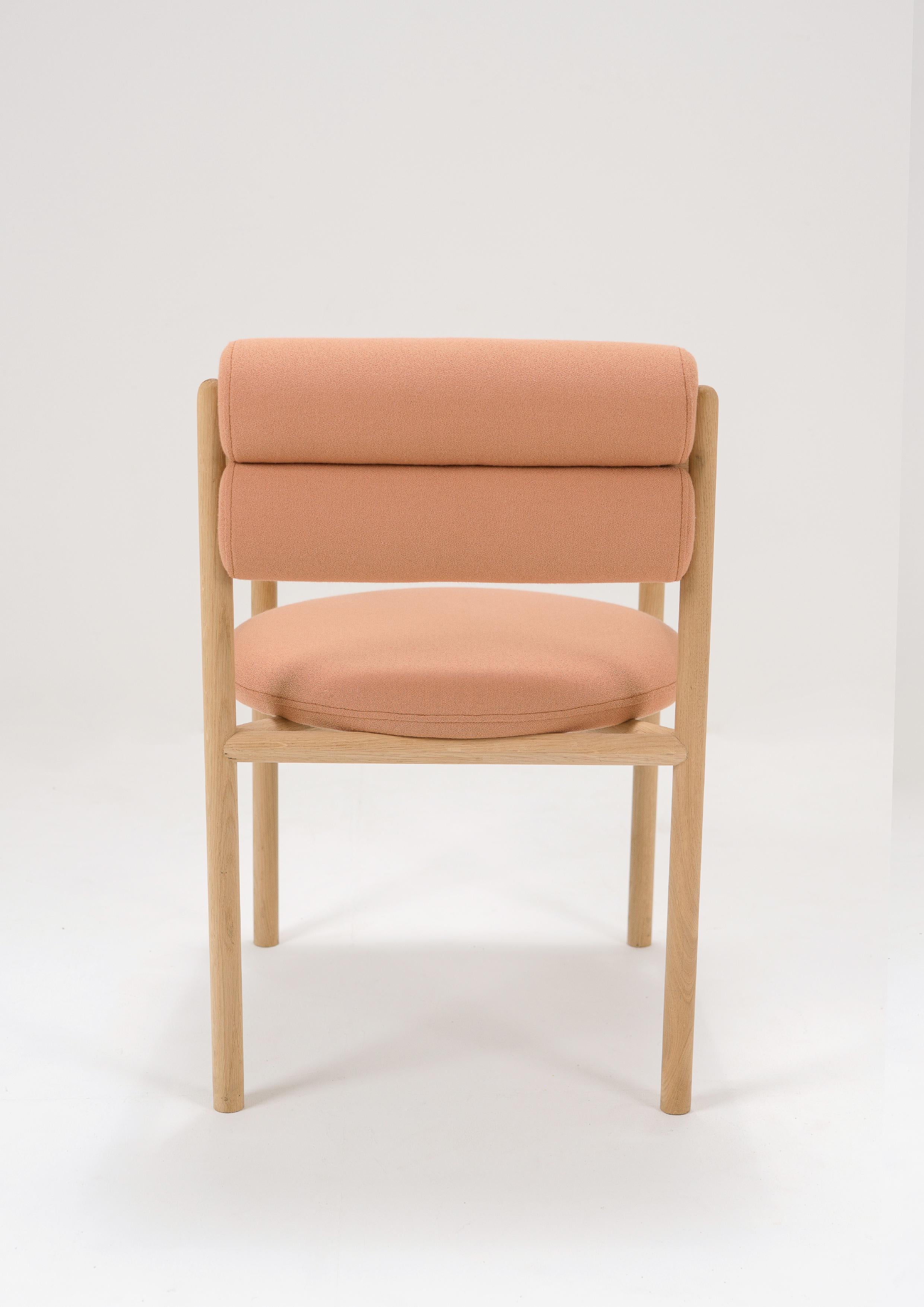 Juego de cuatro sillas de comedor contemporáneas de roble con respaldo cilíndrico tapizado Moderno en venta