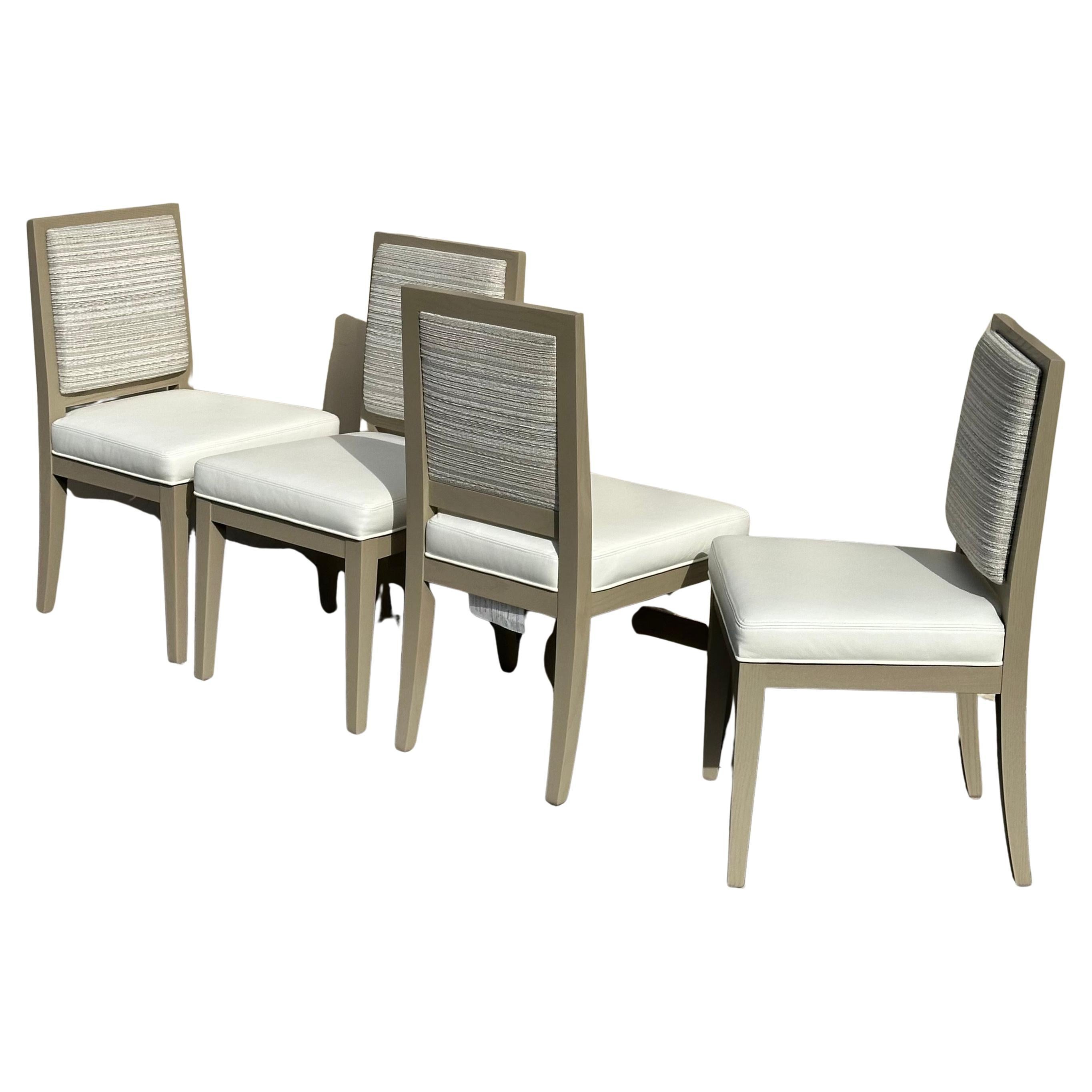 Un magnifique ensemble de quatre chaises de salle à manger contemporaines en cuir blanc par Silva, vers les années 2020.   L'ensemble est en excellent état, comme neuf, et chaque chaise mesure 21 