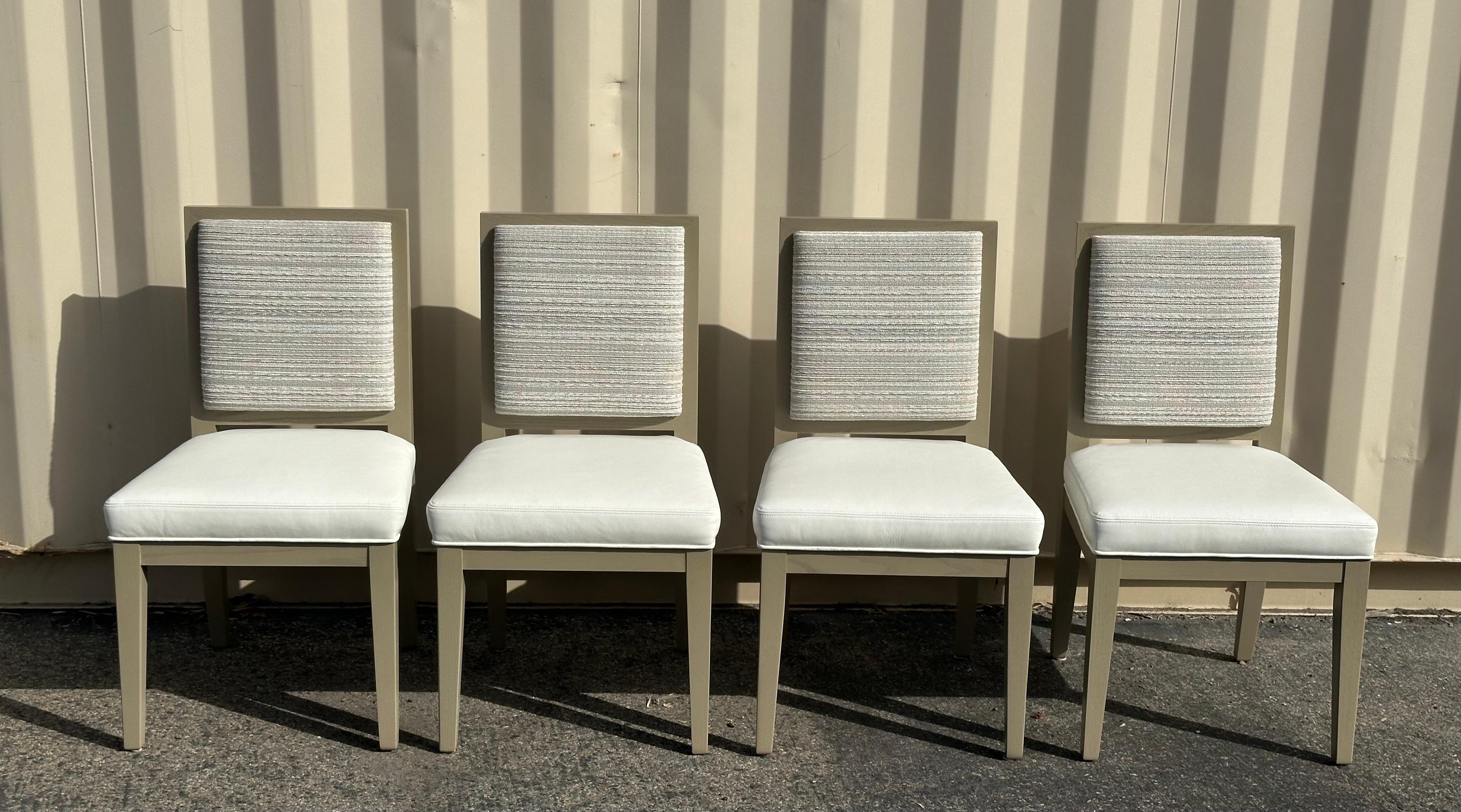 Cuir Ensemble de quatre chaises de salle à manger contemporaines en cuir blanc par Silva en vente