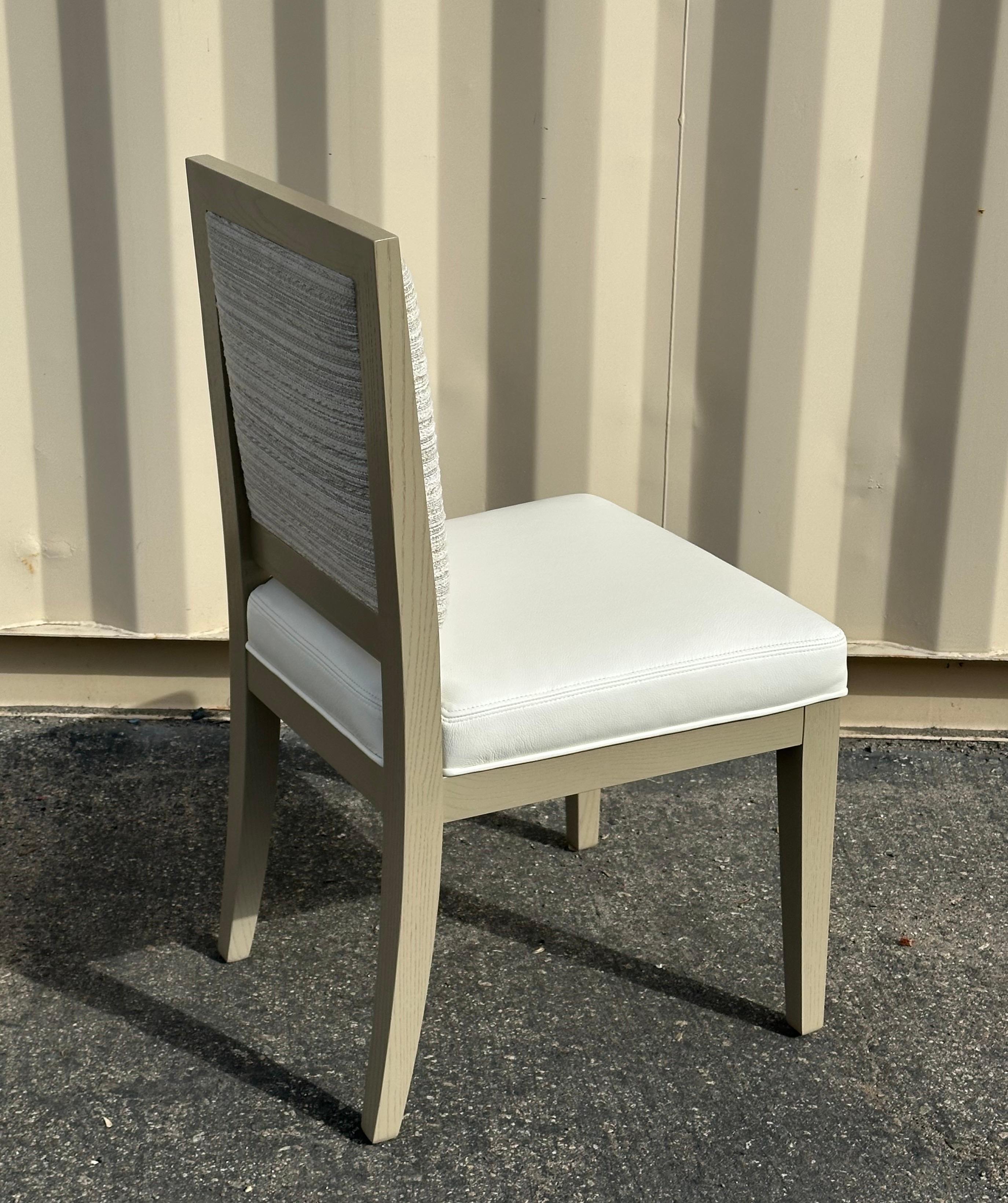Ensemble de quatre chaises de salle à manger contemporaines en cuir blanc par Silva en vente 2