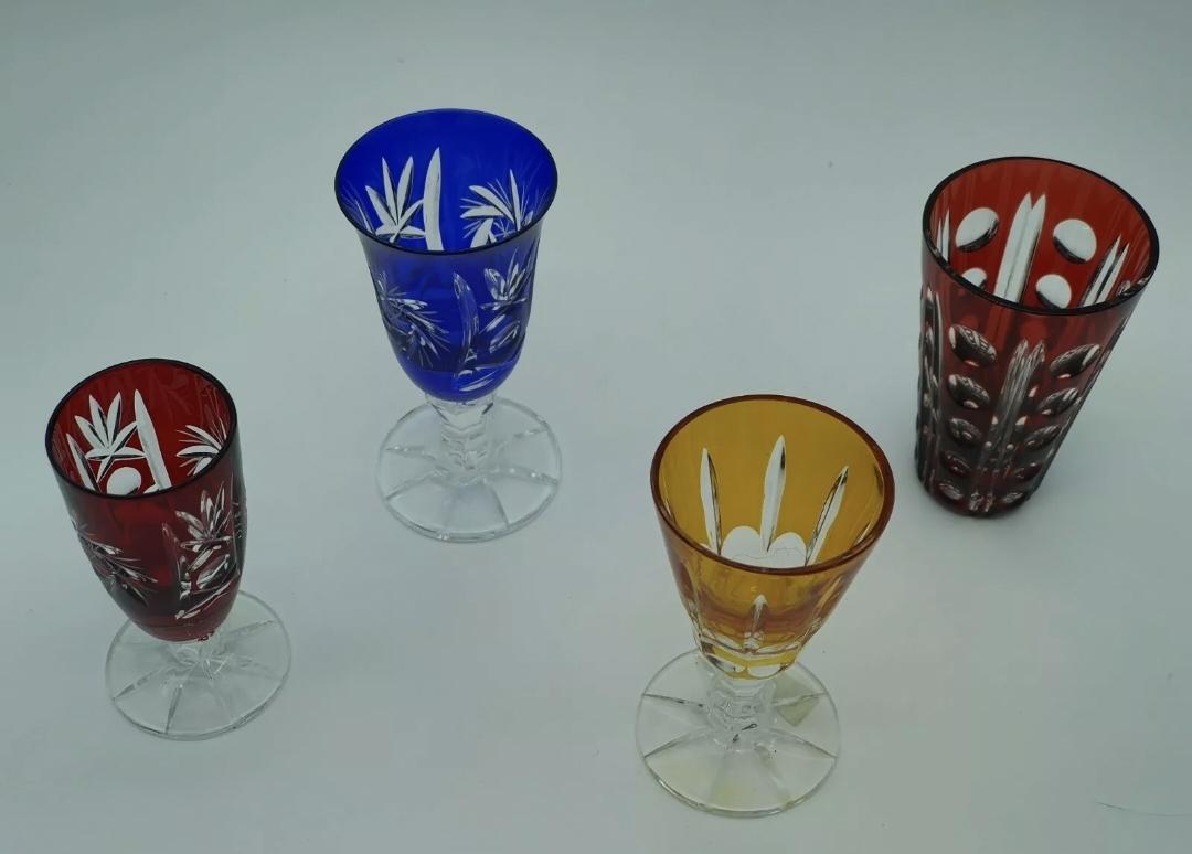 Colored crystal glasses dating back to the 70s in various colors and models.
The widths and depths vary from 3.5 to 4.5/5cm.