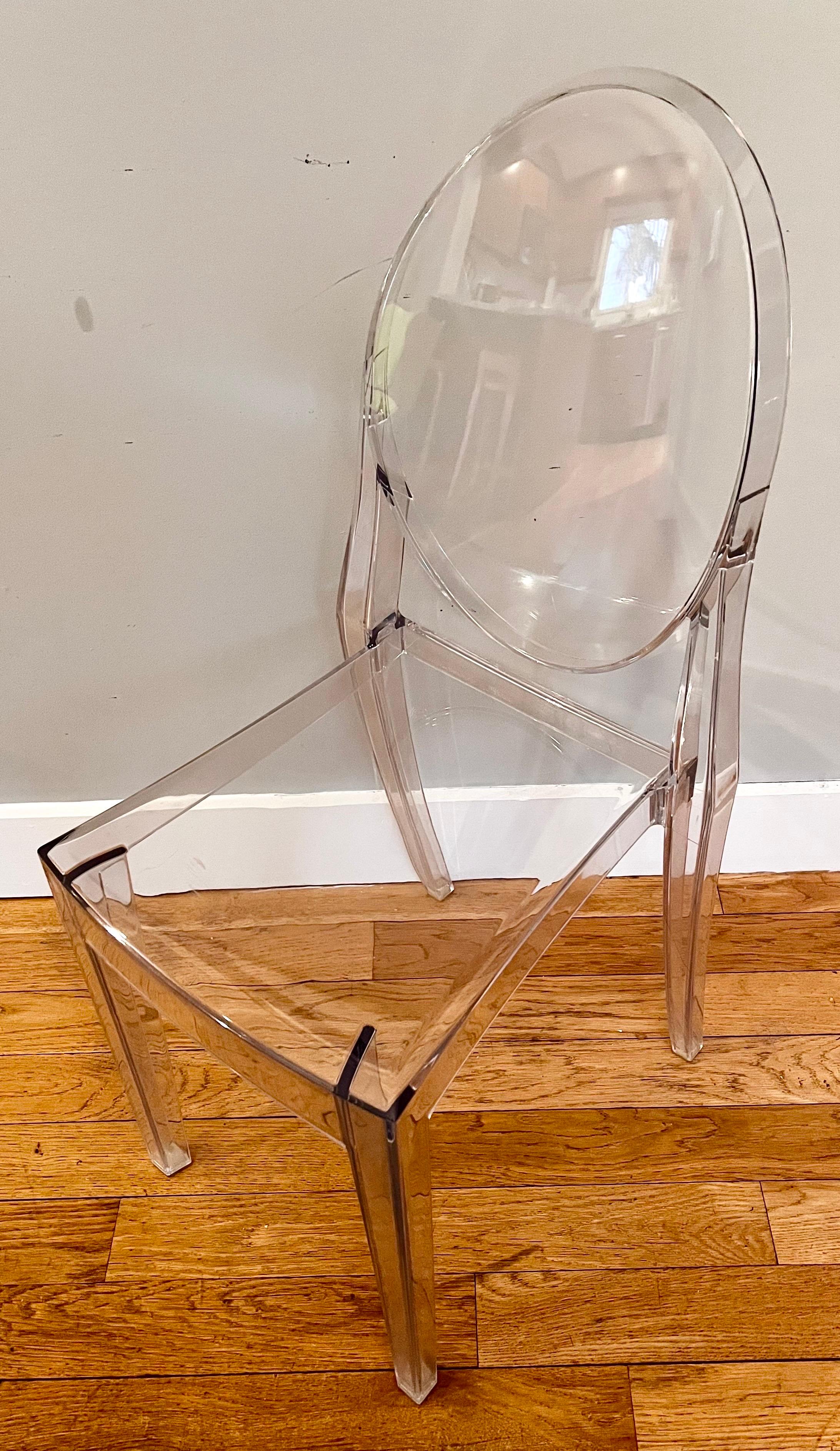 Chaises fantômes Victoria - Cristal 
Philippe Starck pour KARTEL, 2006

jeu de quatre / empilable
Label Label / Kartell sur chaque chaise
