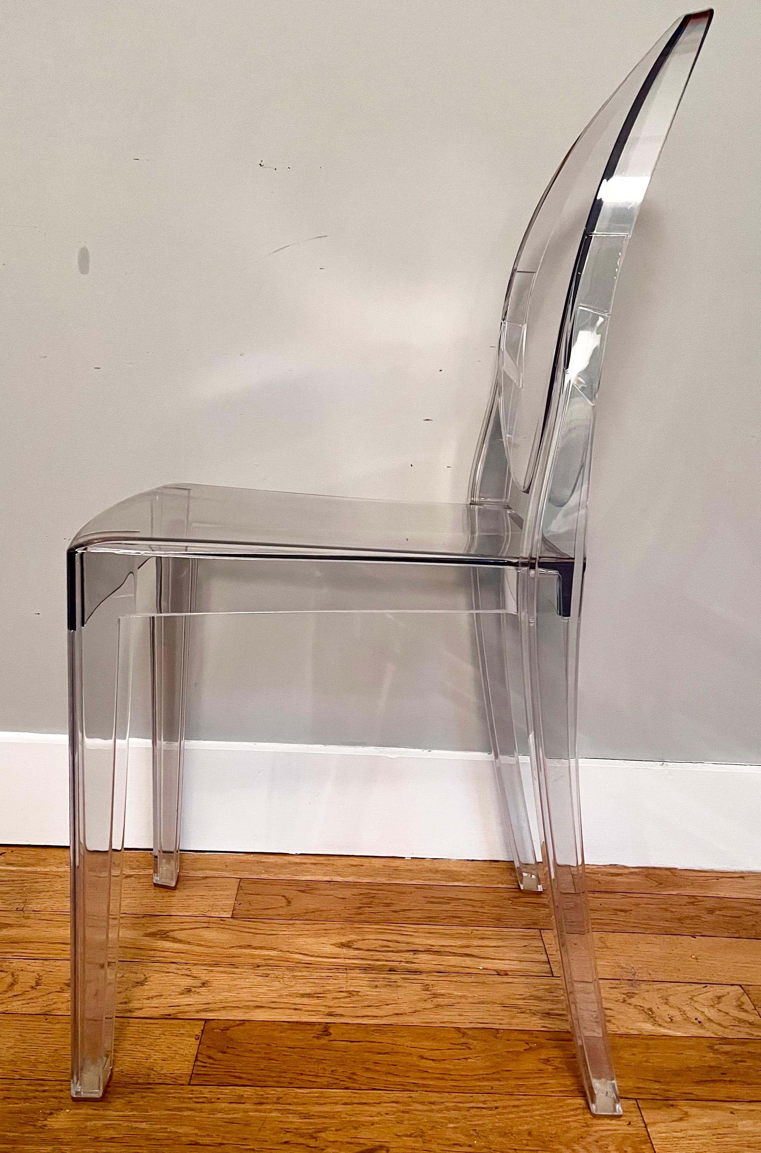 XXIe siècle et contemporain Ensemble de quatre chaises Victoria Ghost de Philippe Starck pour Kartell, 2006 en vente