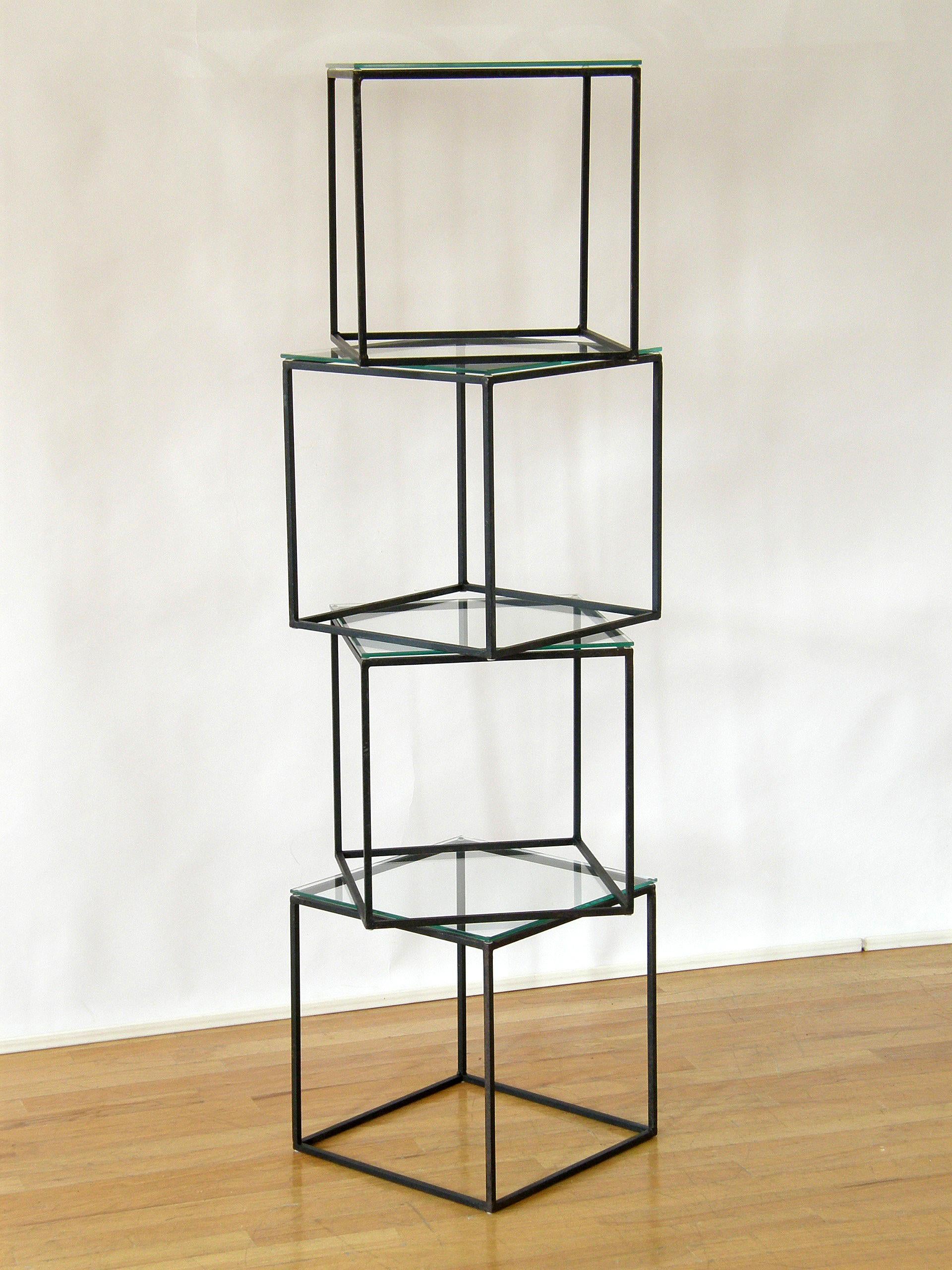 Set aus vier Würfel-Couchtischen oder Beistelltischen mit Eisenrahmen und Glasplatten (Moderne der Mitte des Jahrhunderts) im Angebot