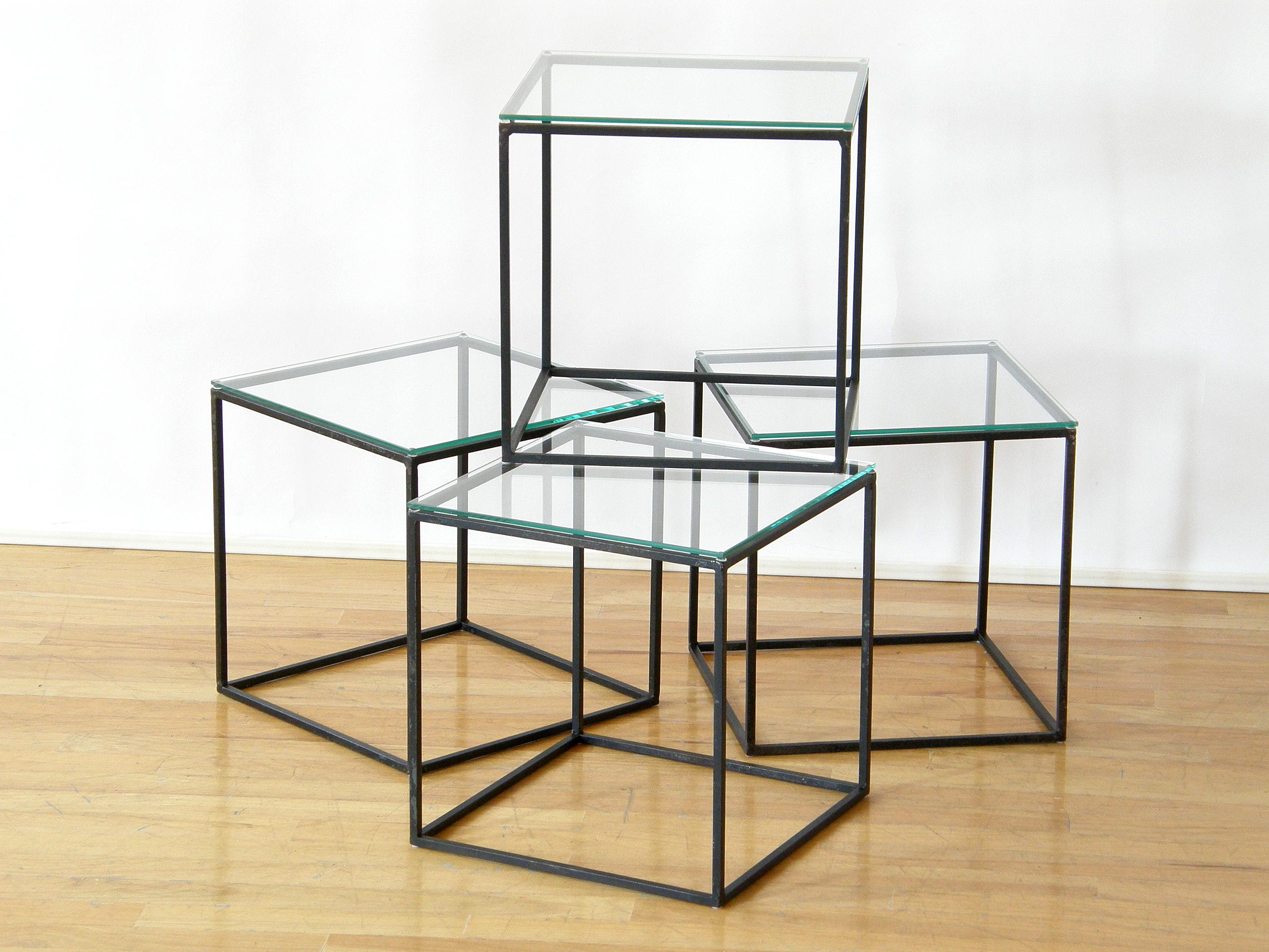Ensemble de quatre tables basses ou tables d'appoint cubiques avec cadres en fer et plateaux en verre Bon état - En vente à Chicago, IL