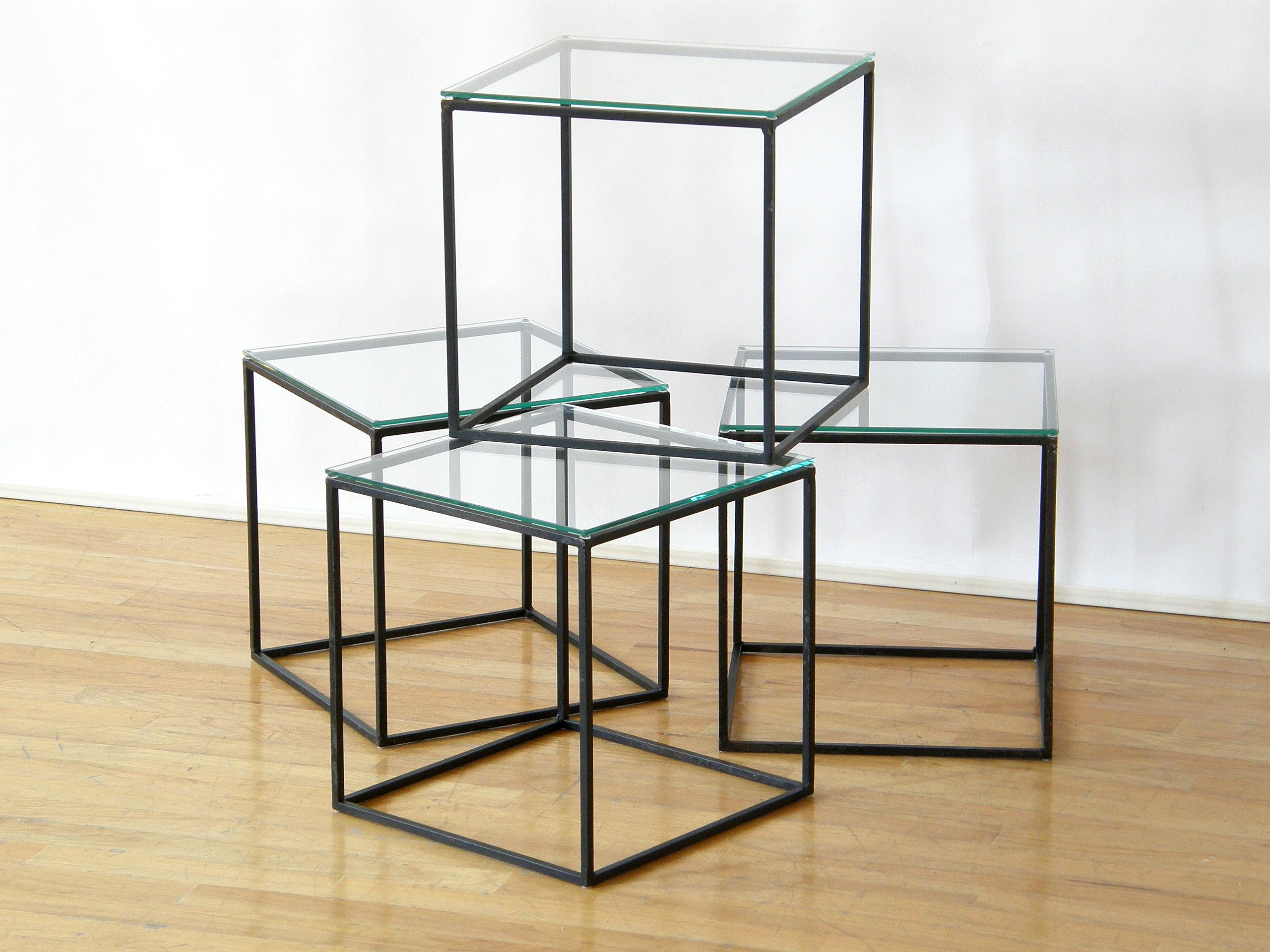 Set aus vier Würfel-Couchtischen oder Beistelltischen mit Eisenrahmen und Glasplatten (20. Jahrhundert) im Angebot