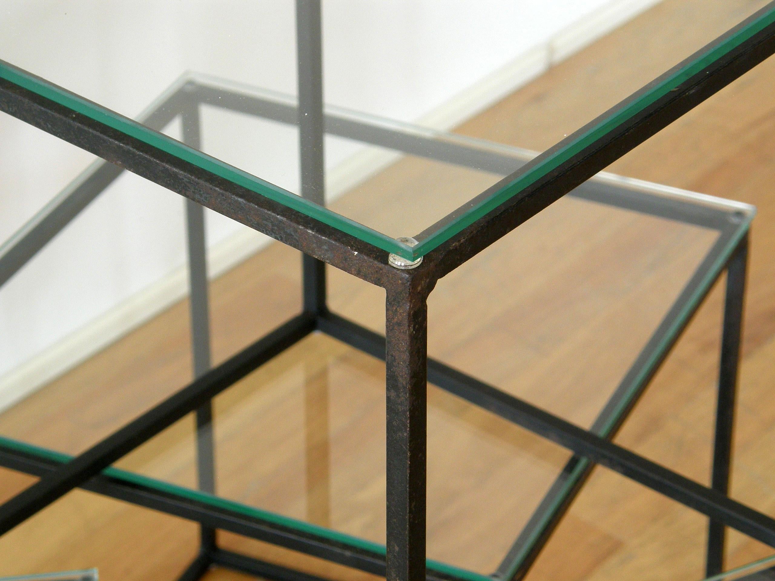 Ensemble de quatre tables basses ou tables d'appoint cubiques avec cadres en fer et plateaux en verre en vente 1