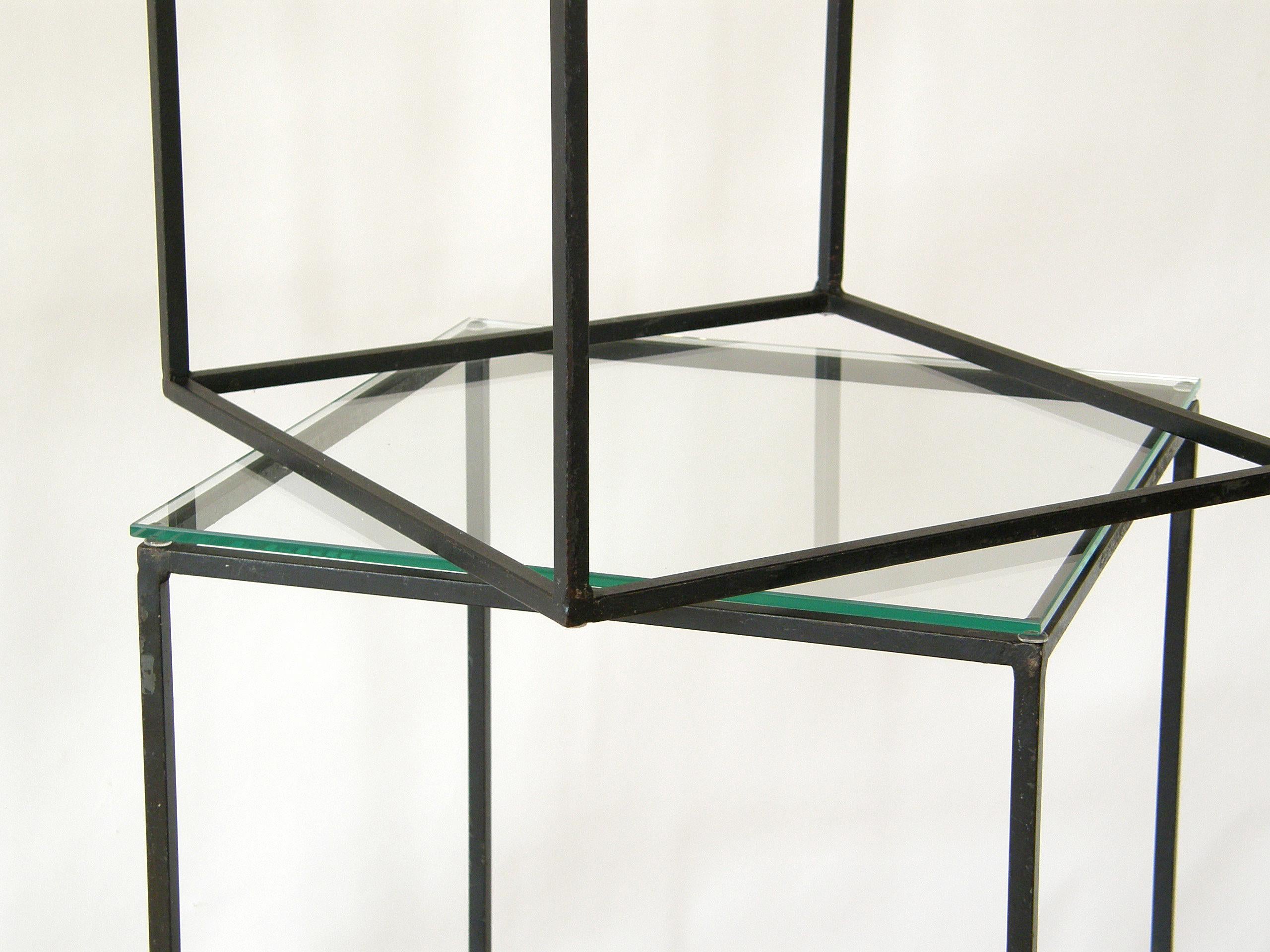 Ensemble de quatre tables basses ou tables d'appoint cubiques avec cadres en fer et plateaux en verre en vente 2
