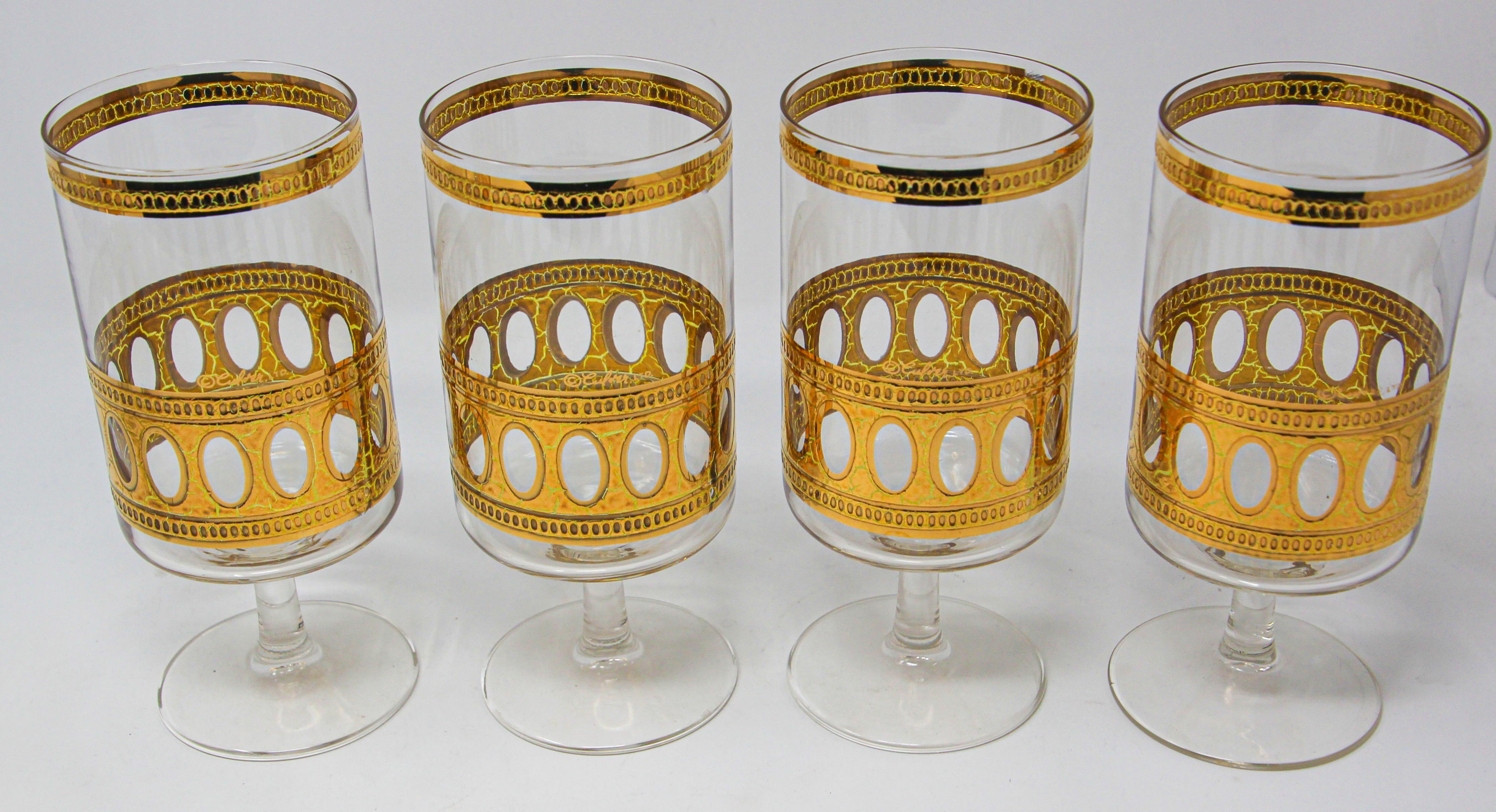 Élégants verres de bar Culver Ltd, datant du milieu du siècle dernier, avec un motif Antigua et une finition à la feuille d'or.
L'ensemble comprend 4 verres à cocktail vintage Culver midcentury, Culver Ltd Antigua Pattern Design.
Ce fabuleux