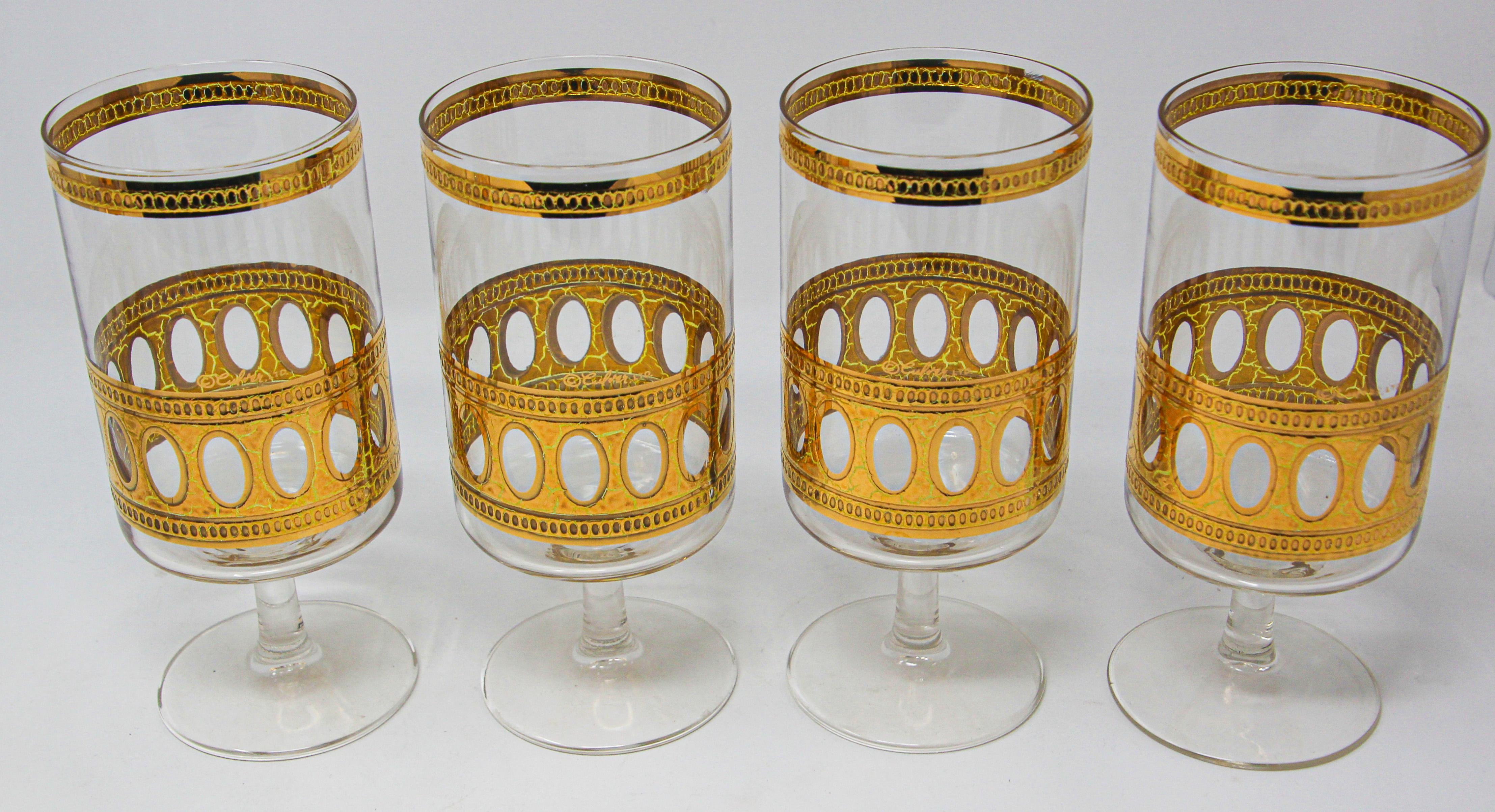 Elegant vintage midcentury Culver Ltd barware glasses with Antigua Pattern design in a gold leaf finish.
Set includes 4 vintage Culver midcentury cocktail glasses, Culver Ltd Antigua Pattern Design.
This fabulous vintage Culver set of barware with