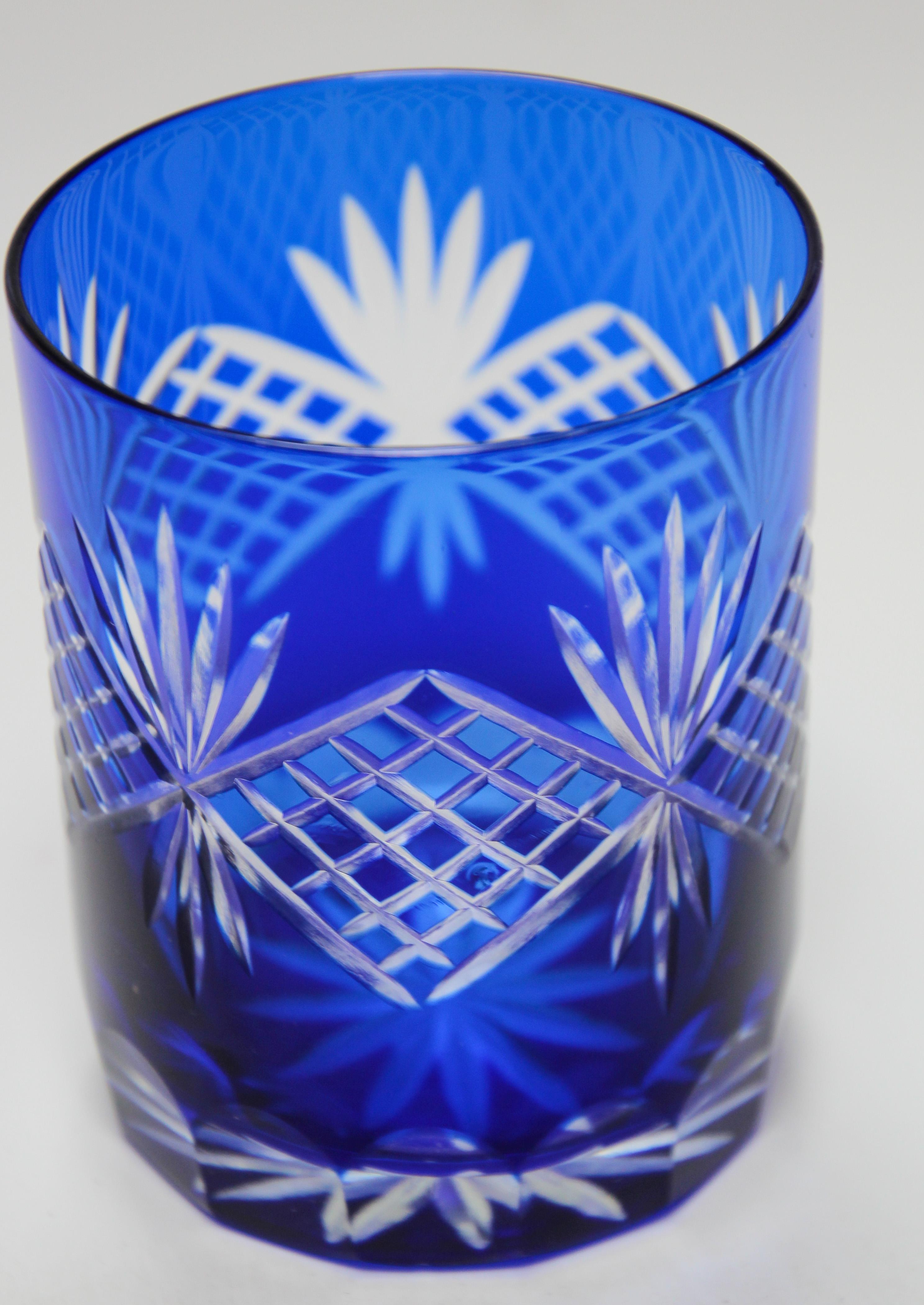 Ensemble de quatre gobelets à whisky en cristal taillé bleu cobalt 3