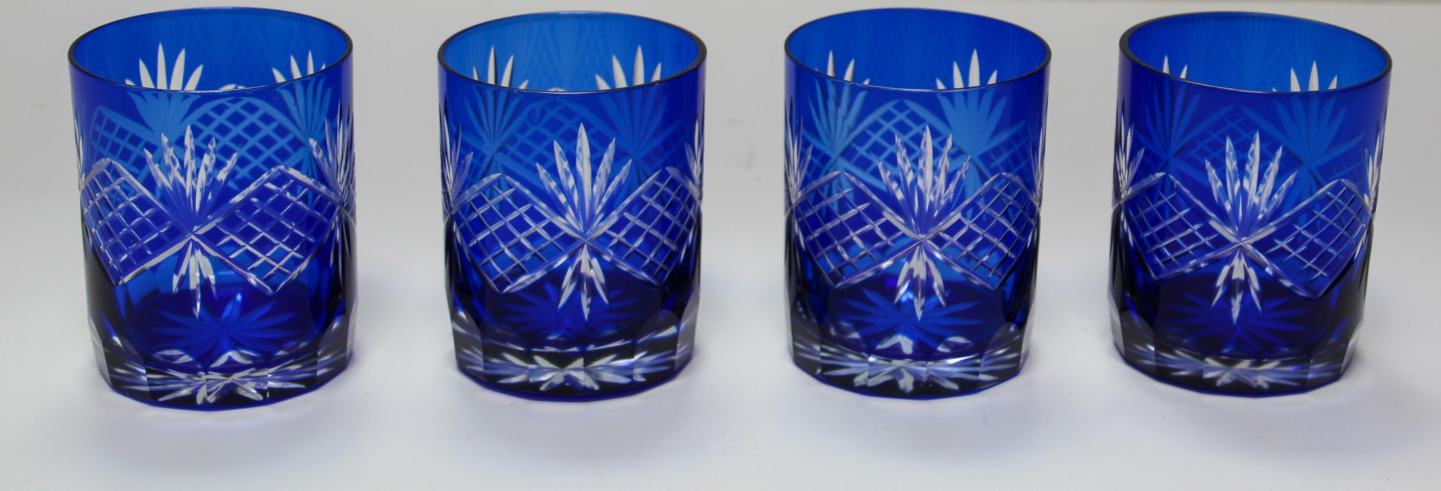 Art nouveau Ensemble de quatre gobelets à whisky en cristal taillé bleu cobalt