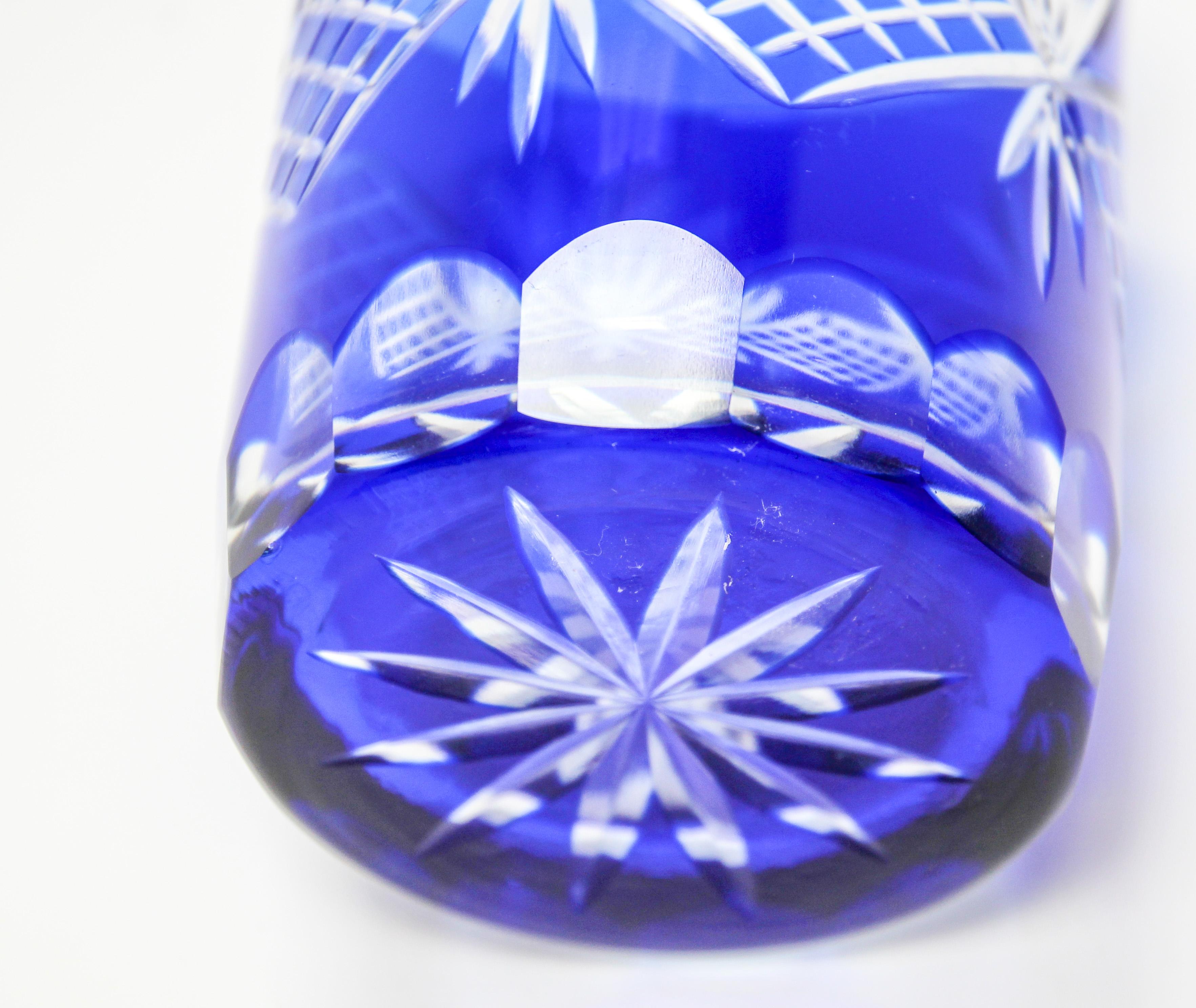 20ième siècle Ensemble de quatre gobelets à whisky en cristal taillé bleu cobalt