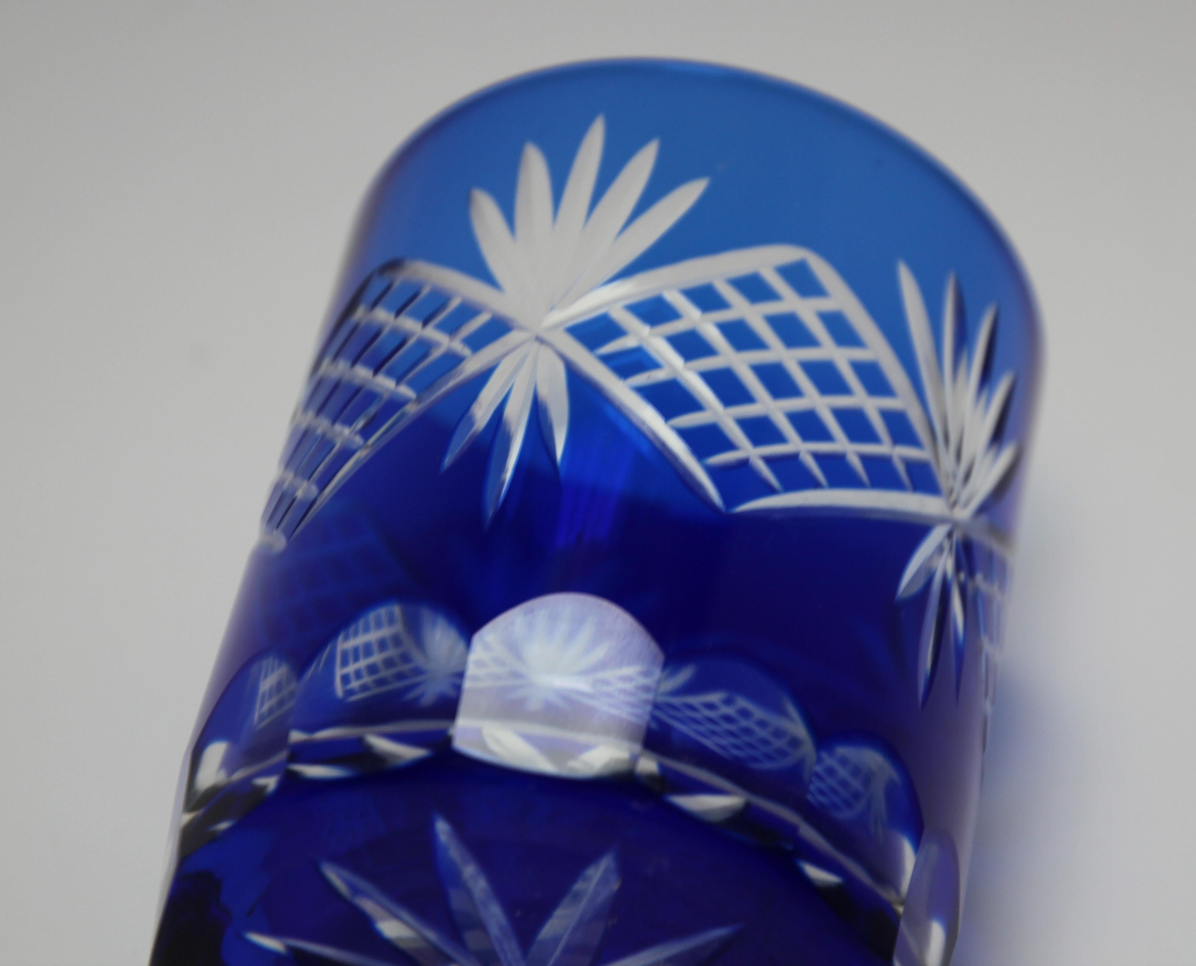 Cristal Ensemble de quatre gobelets à whisky en cristal taillé bleu cobalt