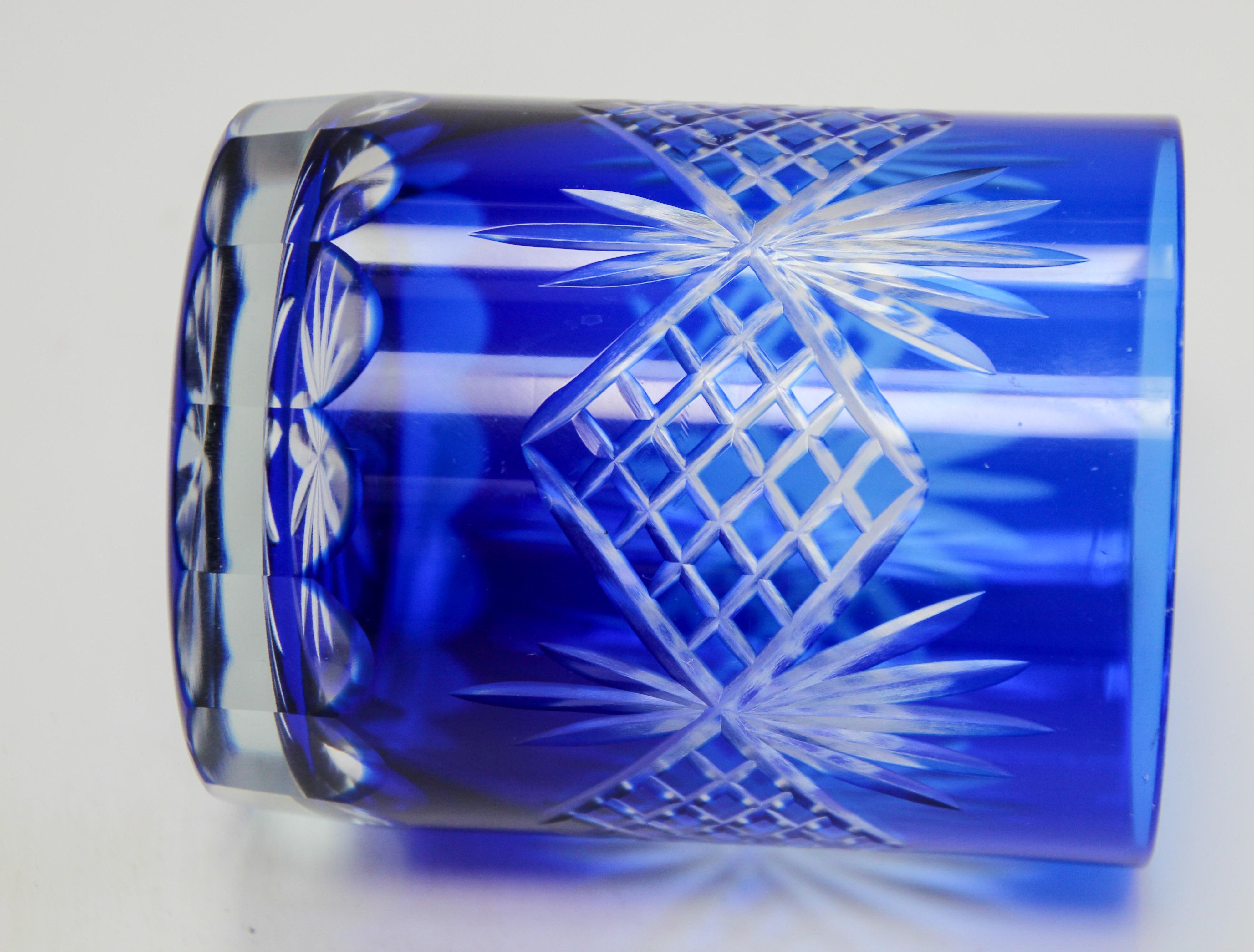 Ensemble de quatre gobelets à whisky en cristal taillé bleu cobalt 1