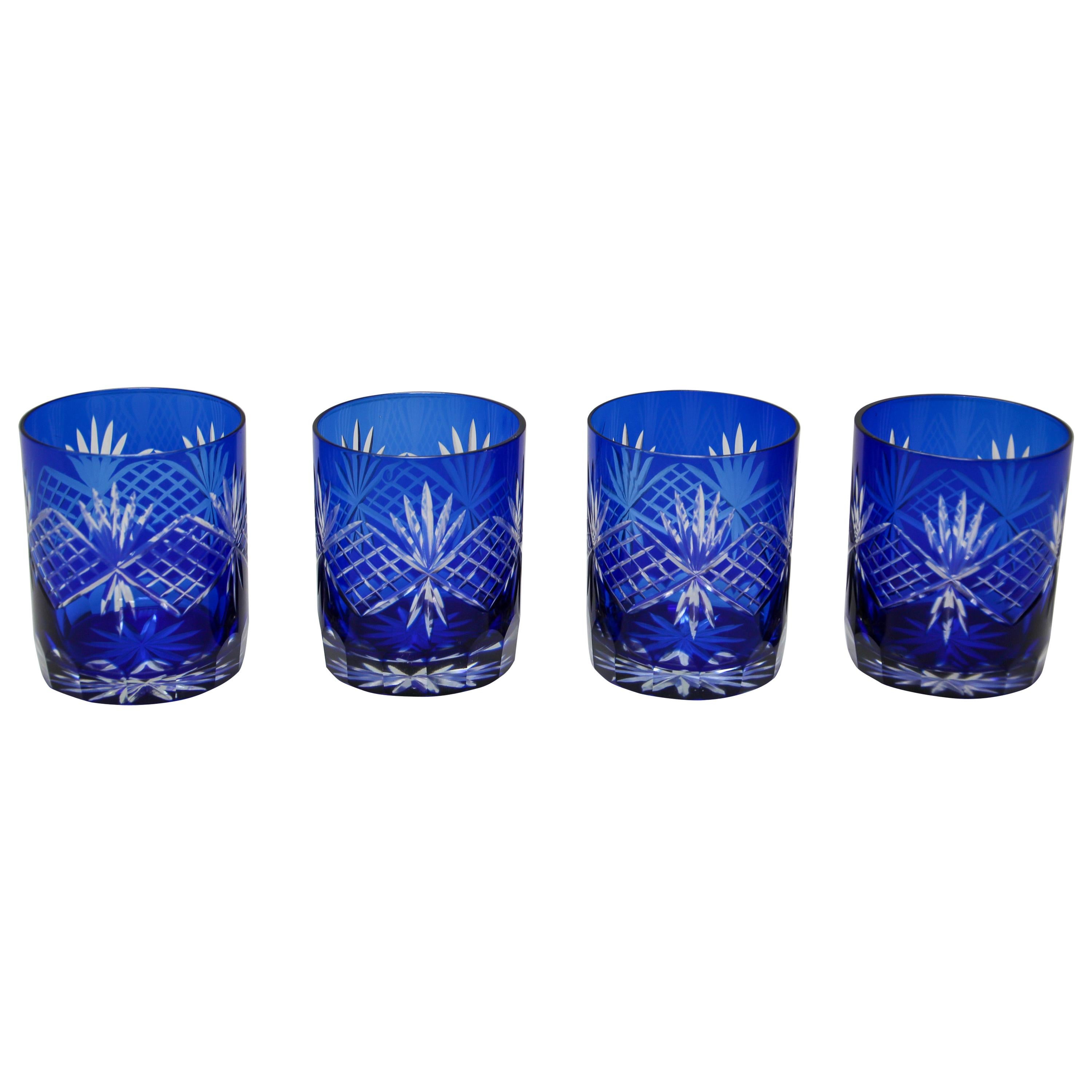 Ensemble de quatre gobelets à whisky en cristal taillé bleu cobalt