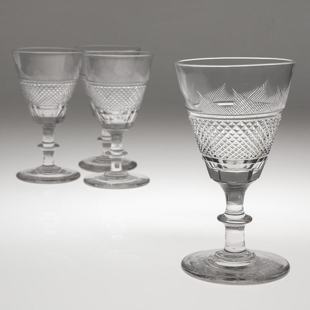 Encabezamiento : Juego de cuatro copas de vino antiguas de cristal tallado c1850
Periodo :  Victoria
Origen : Inglaterra
Color : Transparente. Excelente tono gris azulado
Cazoleta :Embudo redondo con corte blaze sobre un campo de diamantes y bases