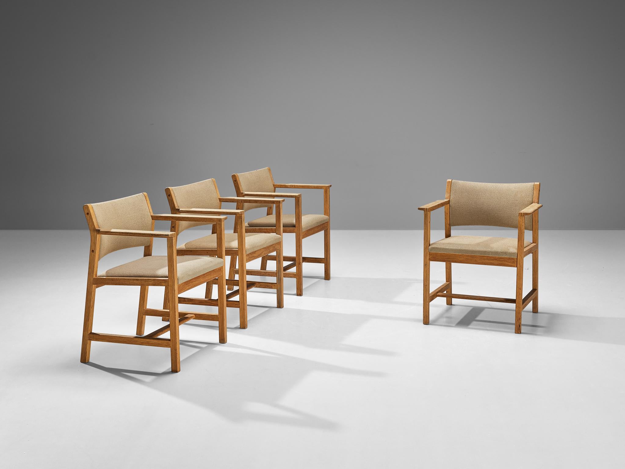 Danois Ensemble de quatre fauteuils danois en chêne et tapissés de beige  en vente