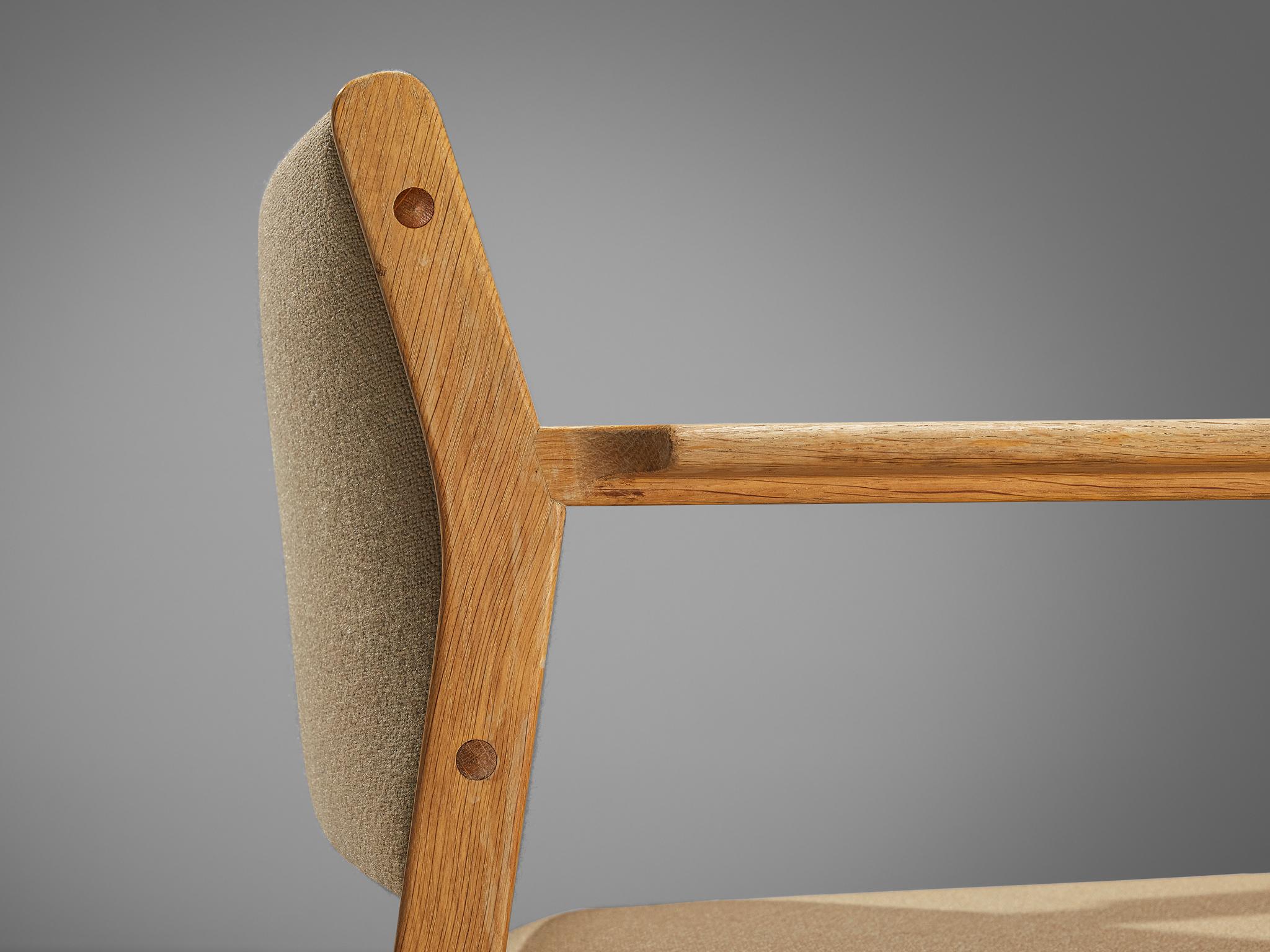 Milieu du XXe siècle Ensemble de quatre fauteuils danois en chêne et tapissés de beige  en vente