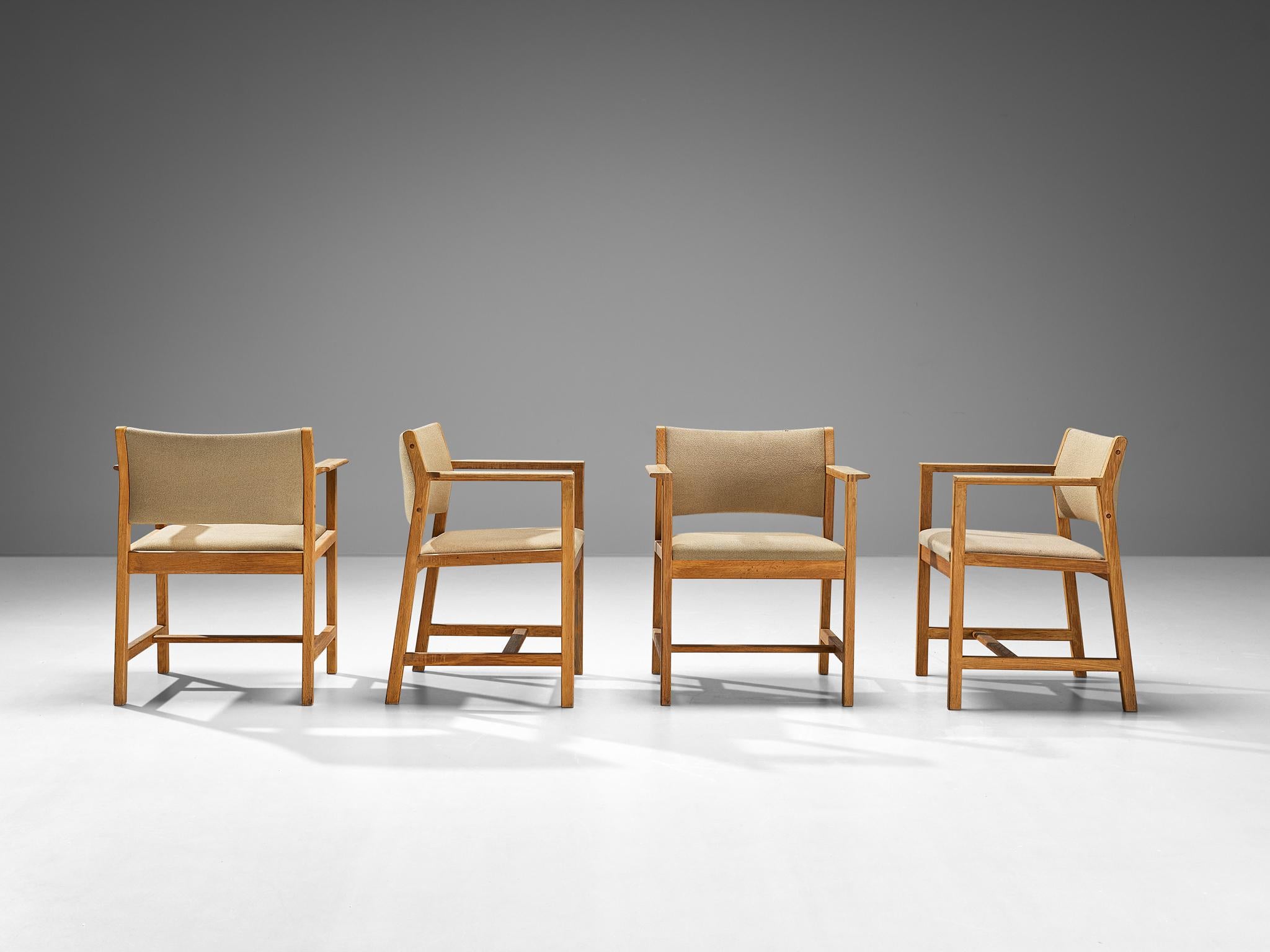 Tissu Ensemble de quatre fauteuils danois en chêne et tapissés de beige  en vente