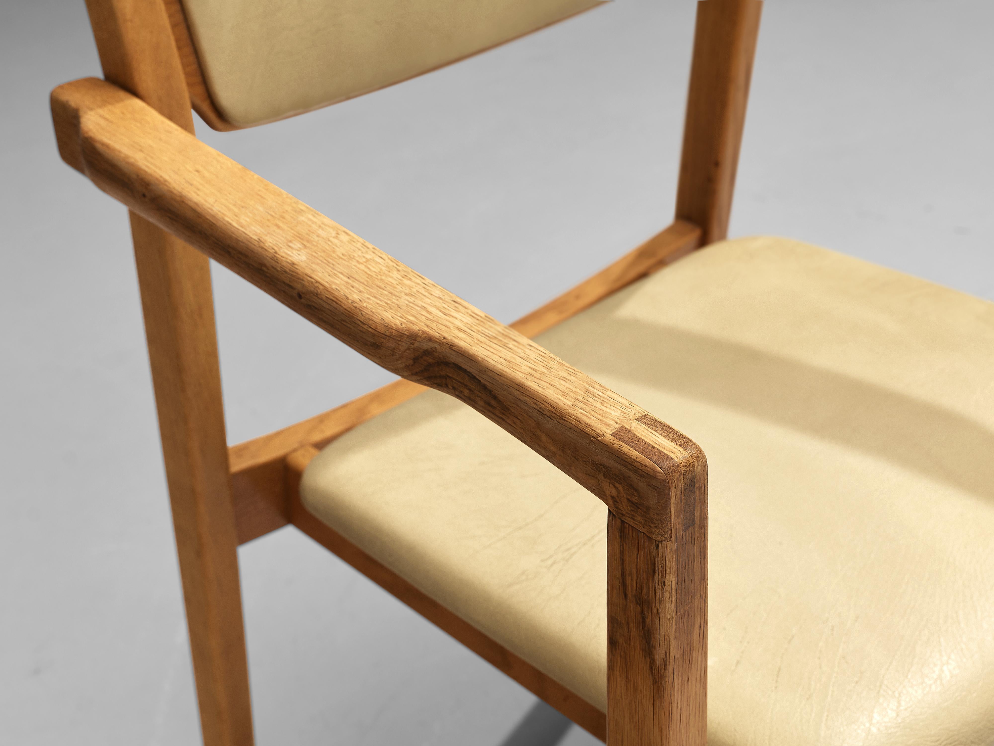Ensemble danois de quatre fauteuils en chêne et similicuir beige en vente 3