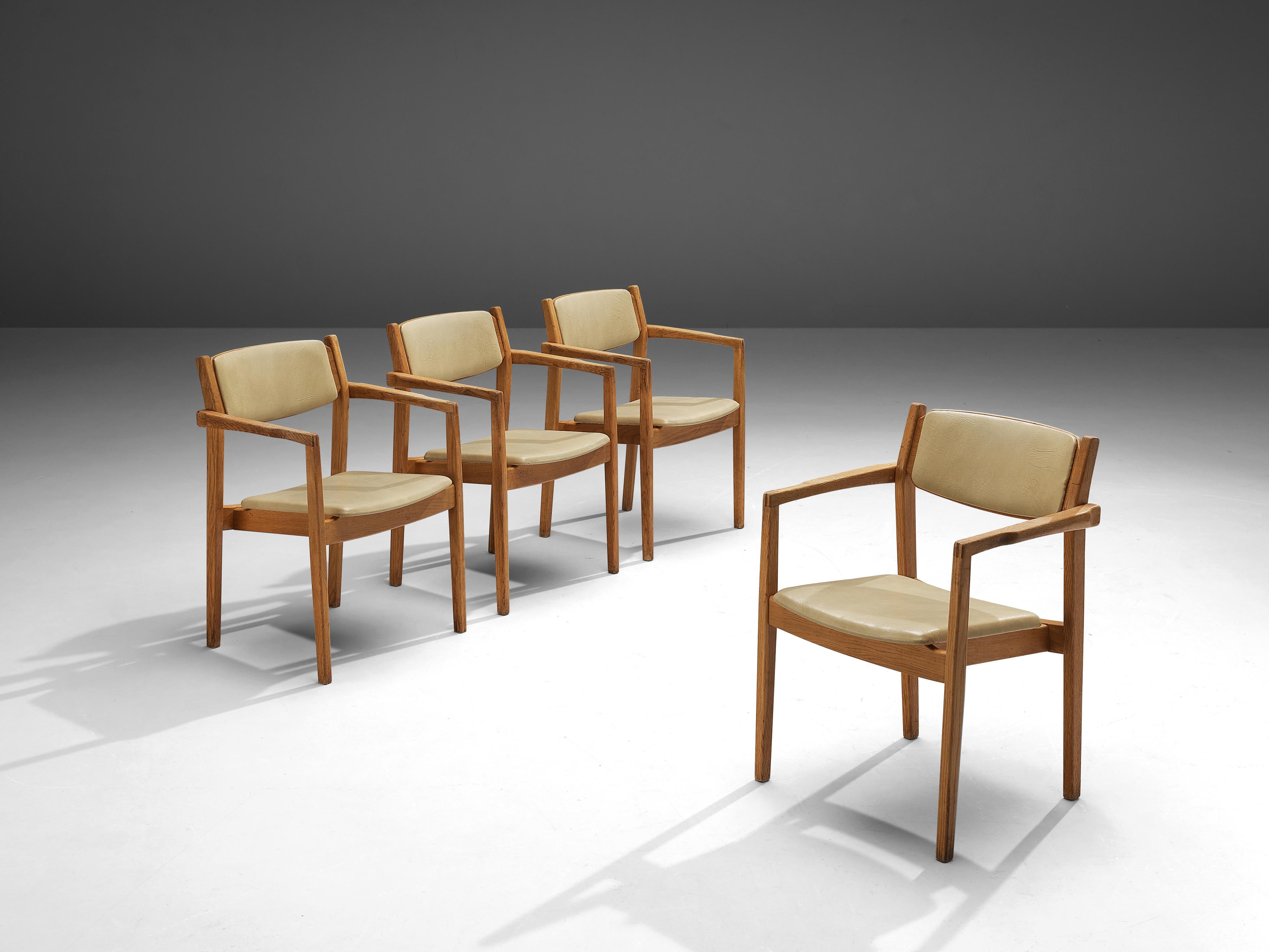 Danois Ensemble danois de quatre fauteuils en chêne et similicuir beige en vente