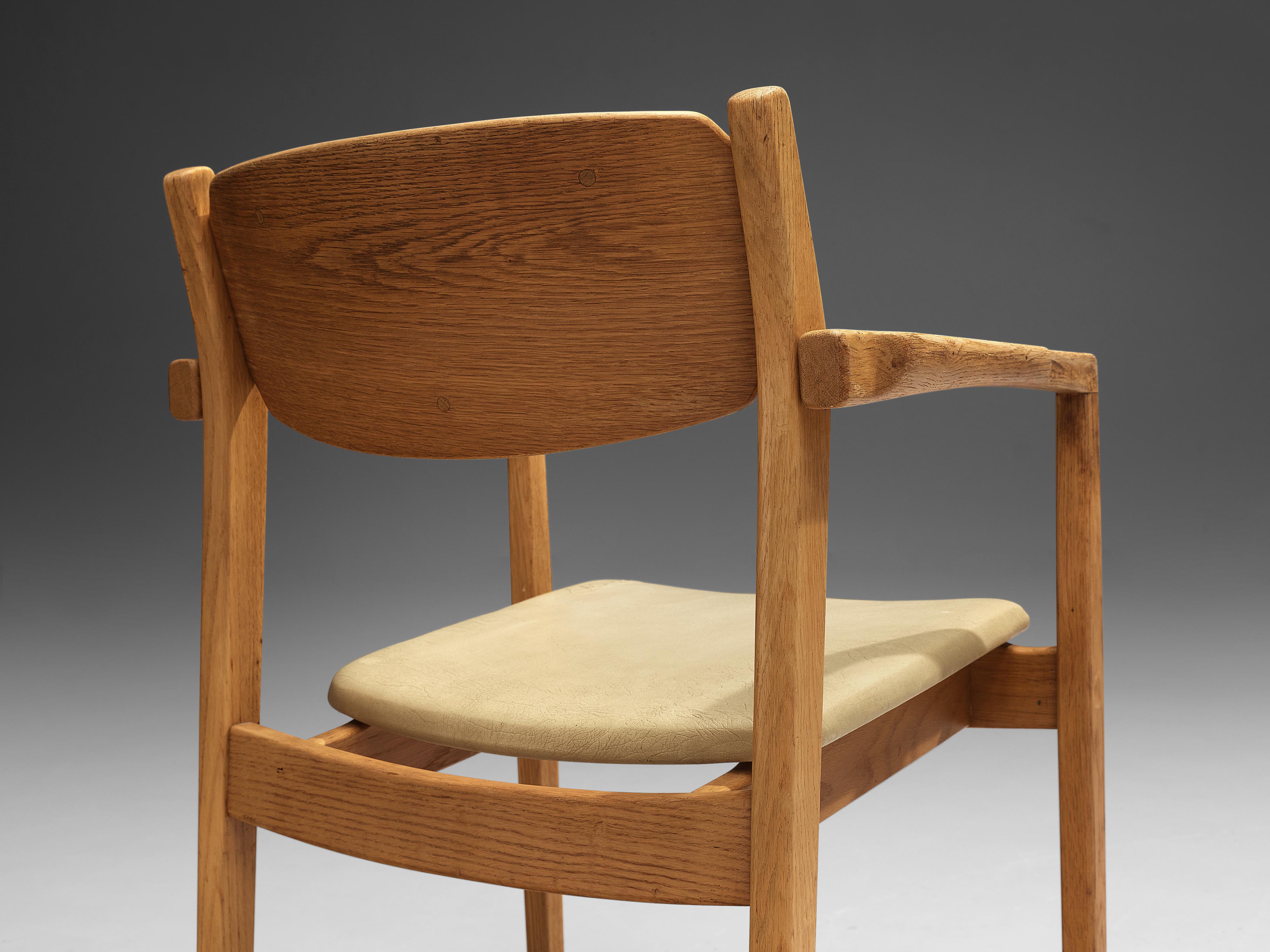 Metà XX secolo Set danese di quattro poltrone in Oak e similpelle beige in vendita