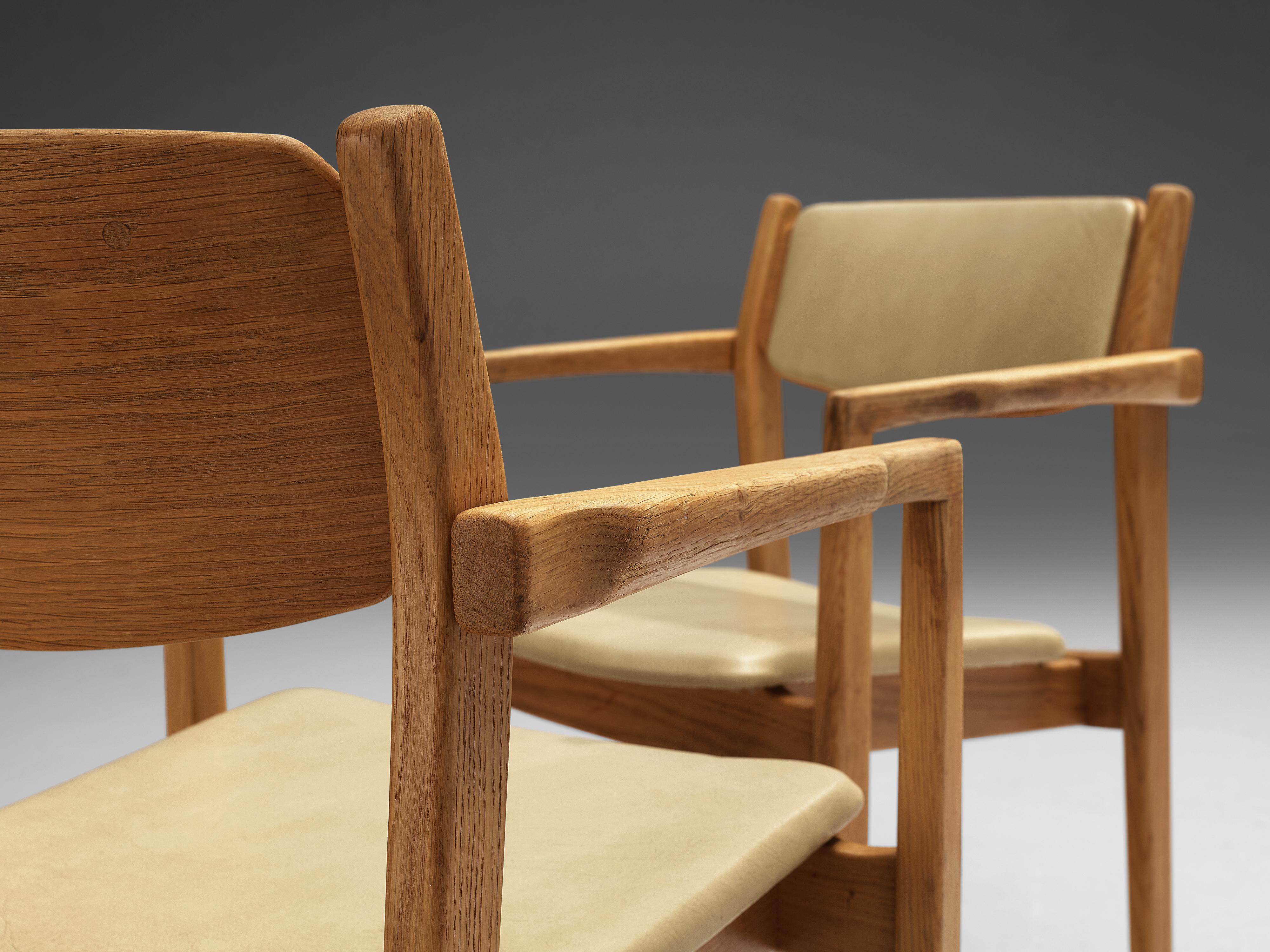 Ensemble danois de quatre fauteuils en chêne et similicuir beige en vente 1
