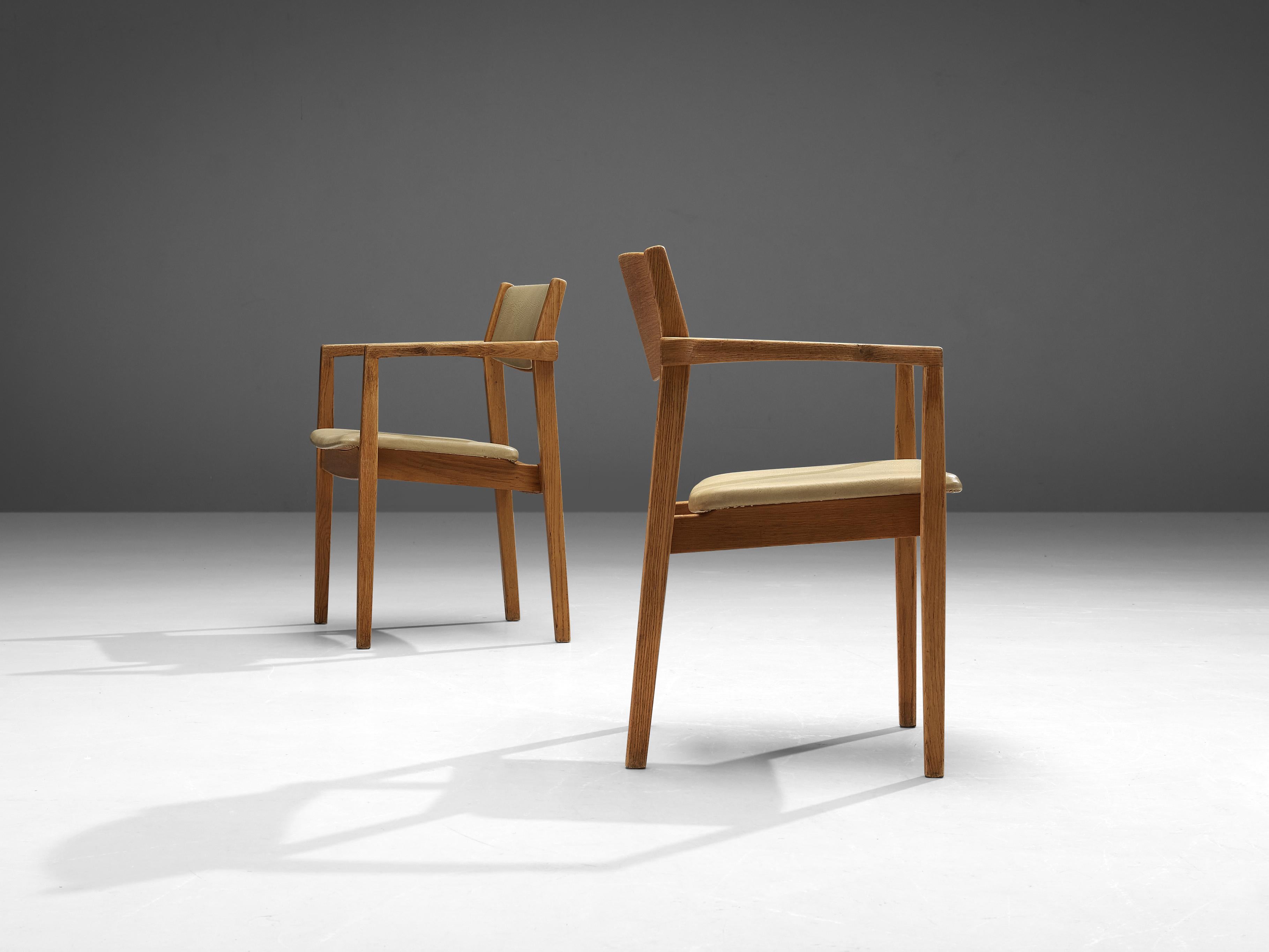 Ensemble danois de quatre fauteuils en chêne et similicuir beige en vente 2