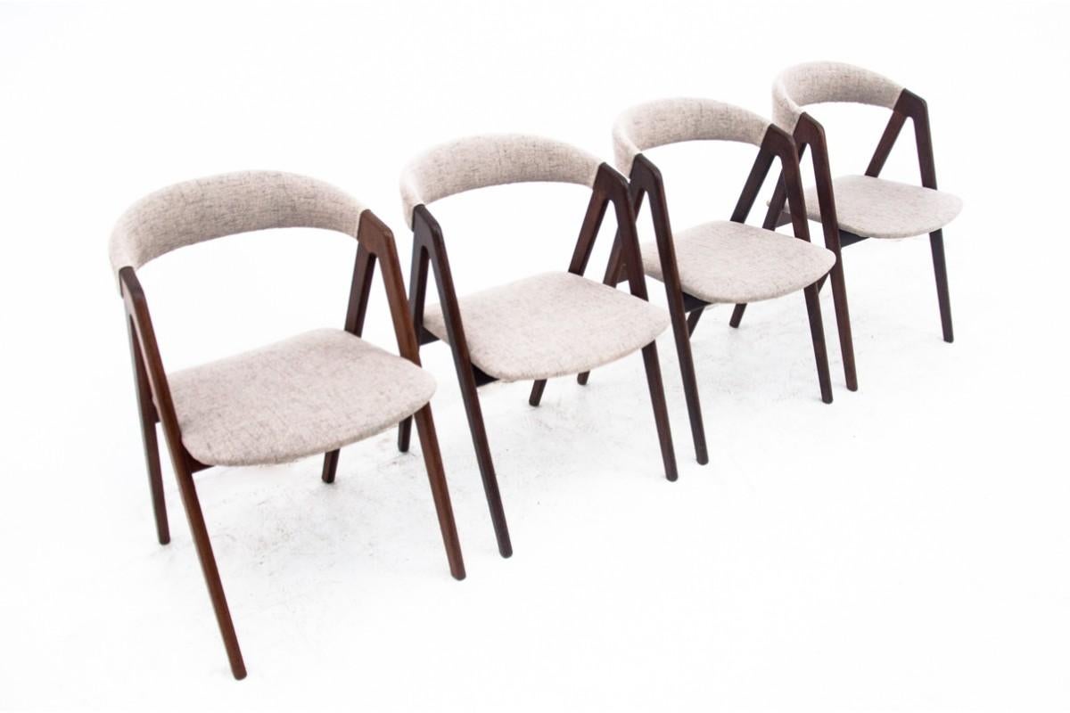 Un ensemble de quatre chaises de salle à manger. Fabriqués par Farstrup Mobler dans les années 1950/60 au Danemark, ils ont été professionnellement restaurés dans notre atelier. L'assise et le dossier ont été recouverts d'un nouveau tissu, le bois a