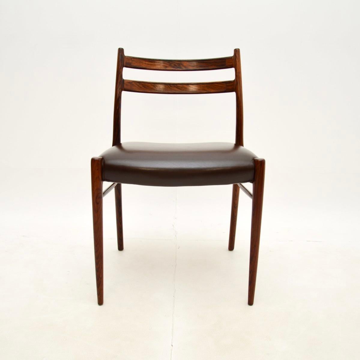 Cuir Ensemble de quatre chaises de salle à manger danoises par Arne Wahl Iversen en vente