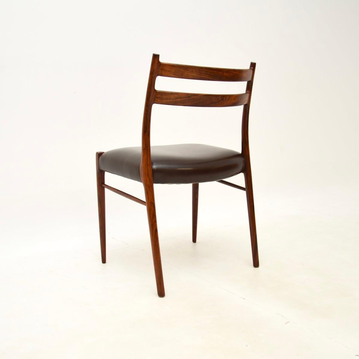 Ensemble de quatre chaises de salle à manger danoises par Arne Wahl Iversen en vente 2