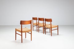 Juego de cuatro sillas de comedor danesas de teca y cordón de papel. Dinamarca, 1960