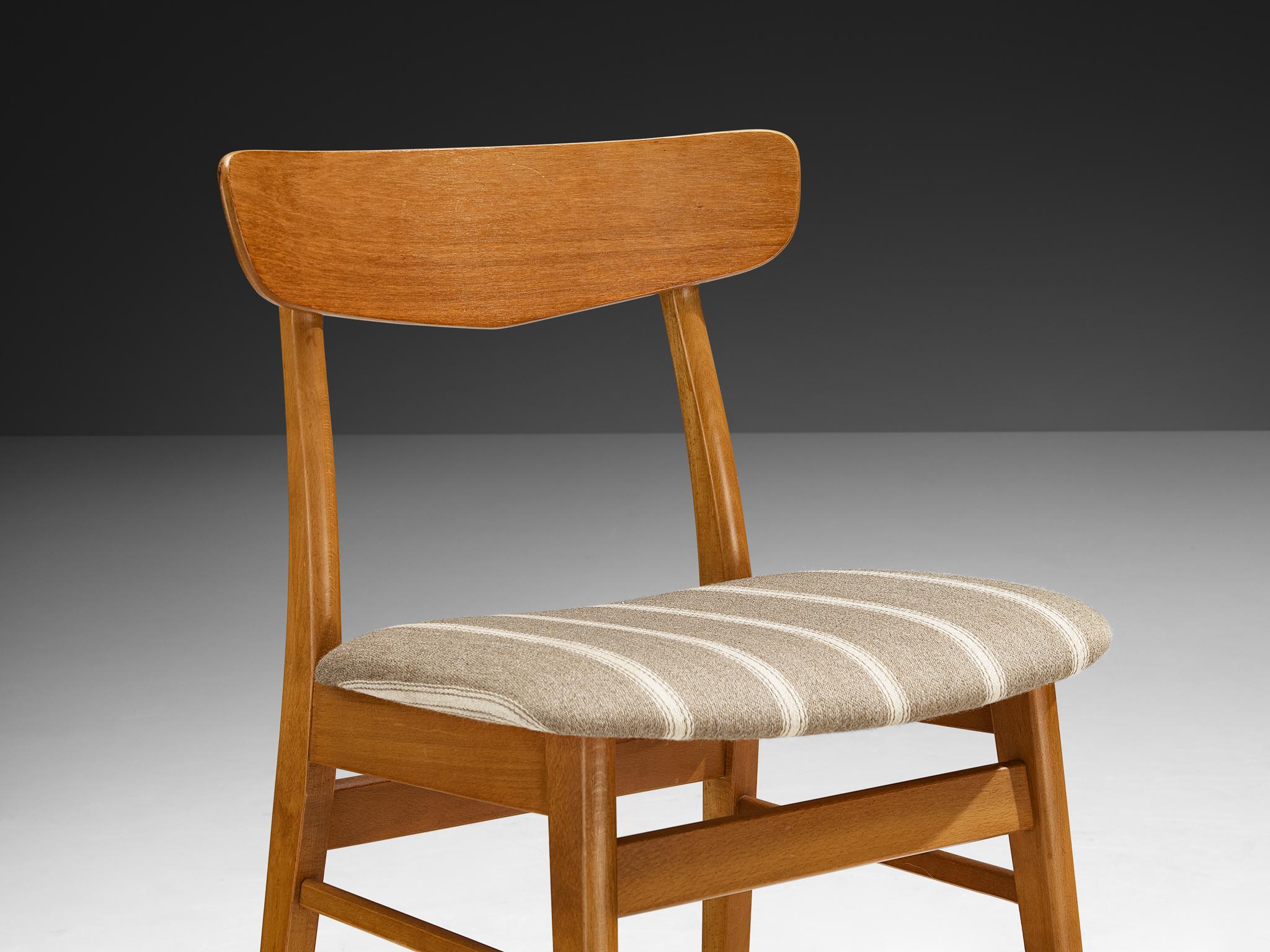 Set aus vier dänischen Esszimmerstühlen aus Holz und gestreiften Polstermöbeln (Stoff) im Angebot