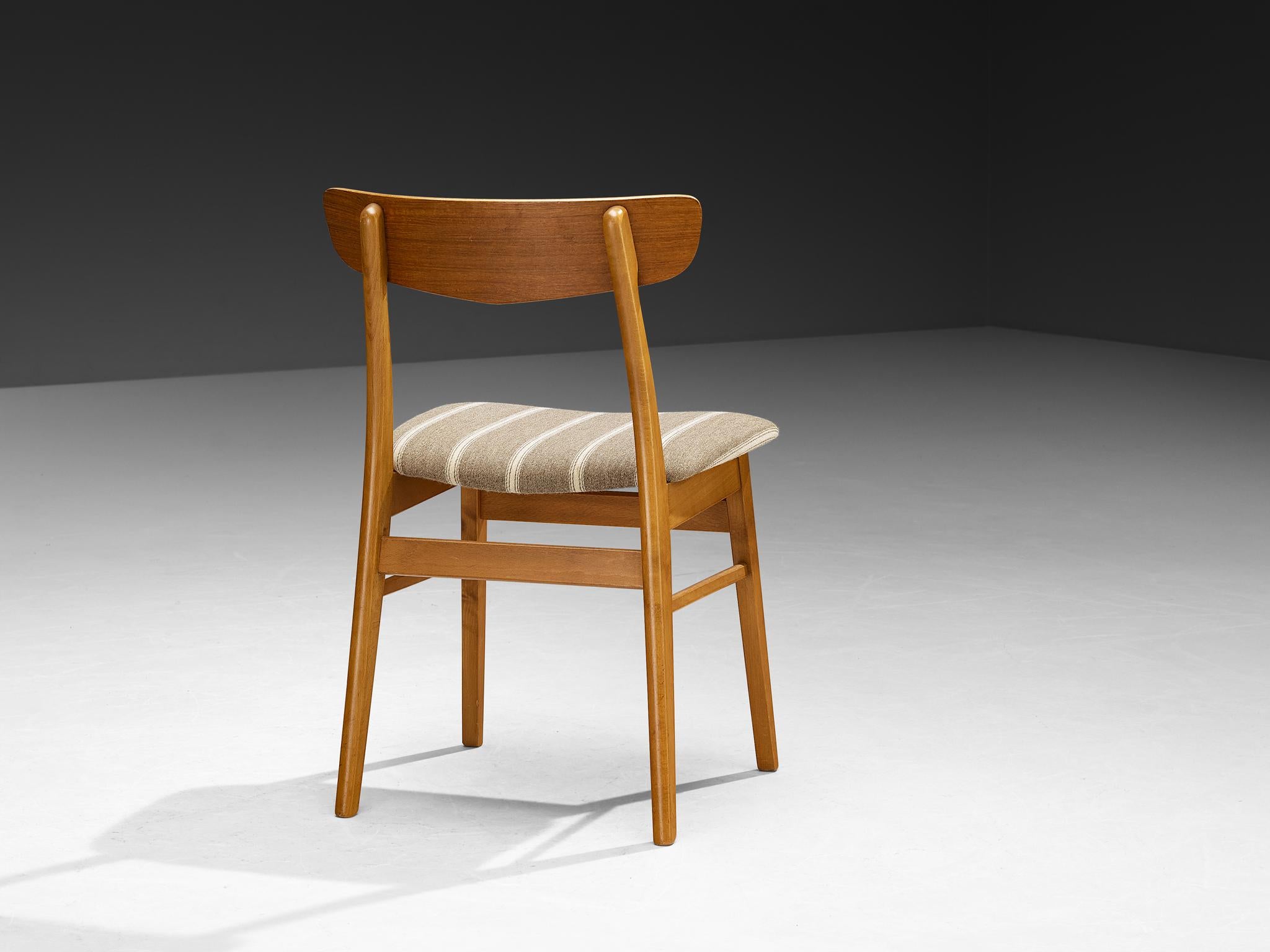 Set aus vier dänischen Esszimmerstühlen aus Holz und gestreiften Polstermöbeln im Angebot 1