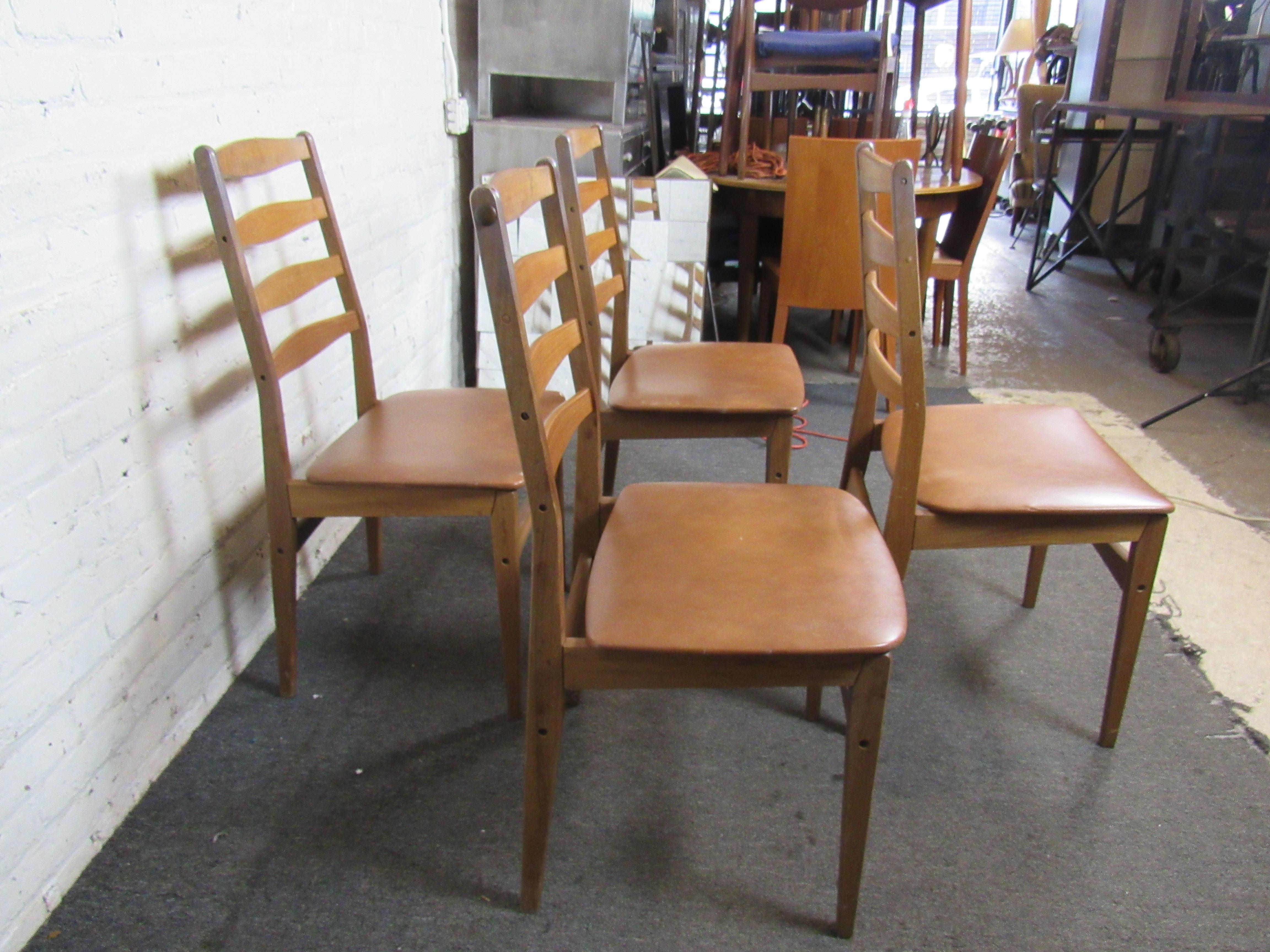 Mid-Century Modern Ensemble de quatre chaises de salle à manger danoises en vente