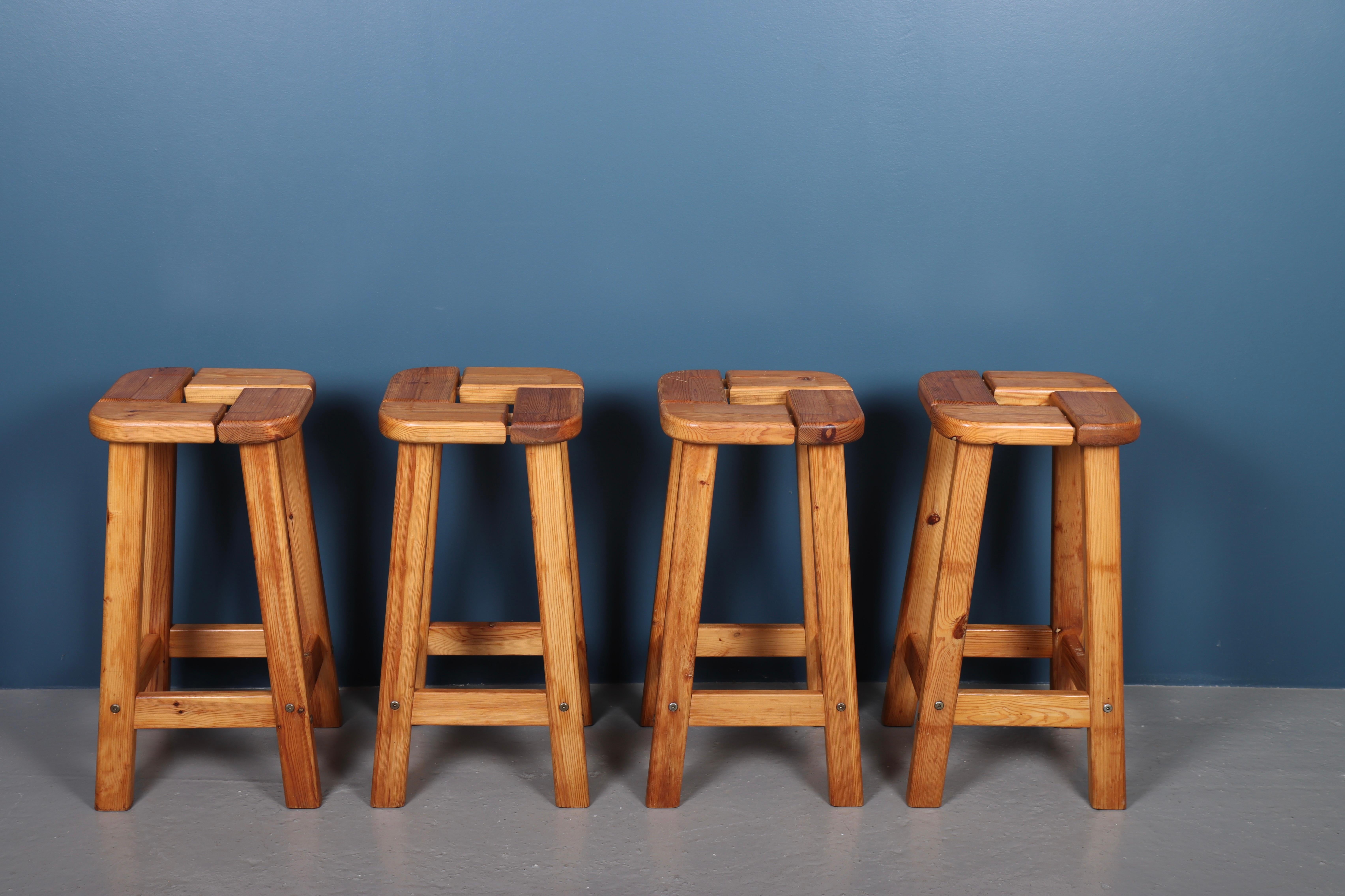 Scandinavian Modern Set of Four High Stools in Solid Pine, Made in Finland 1960s For Sale