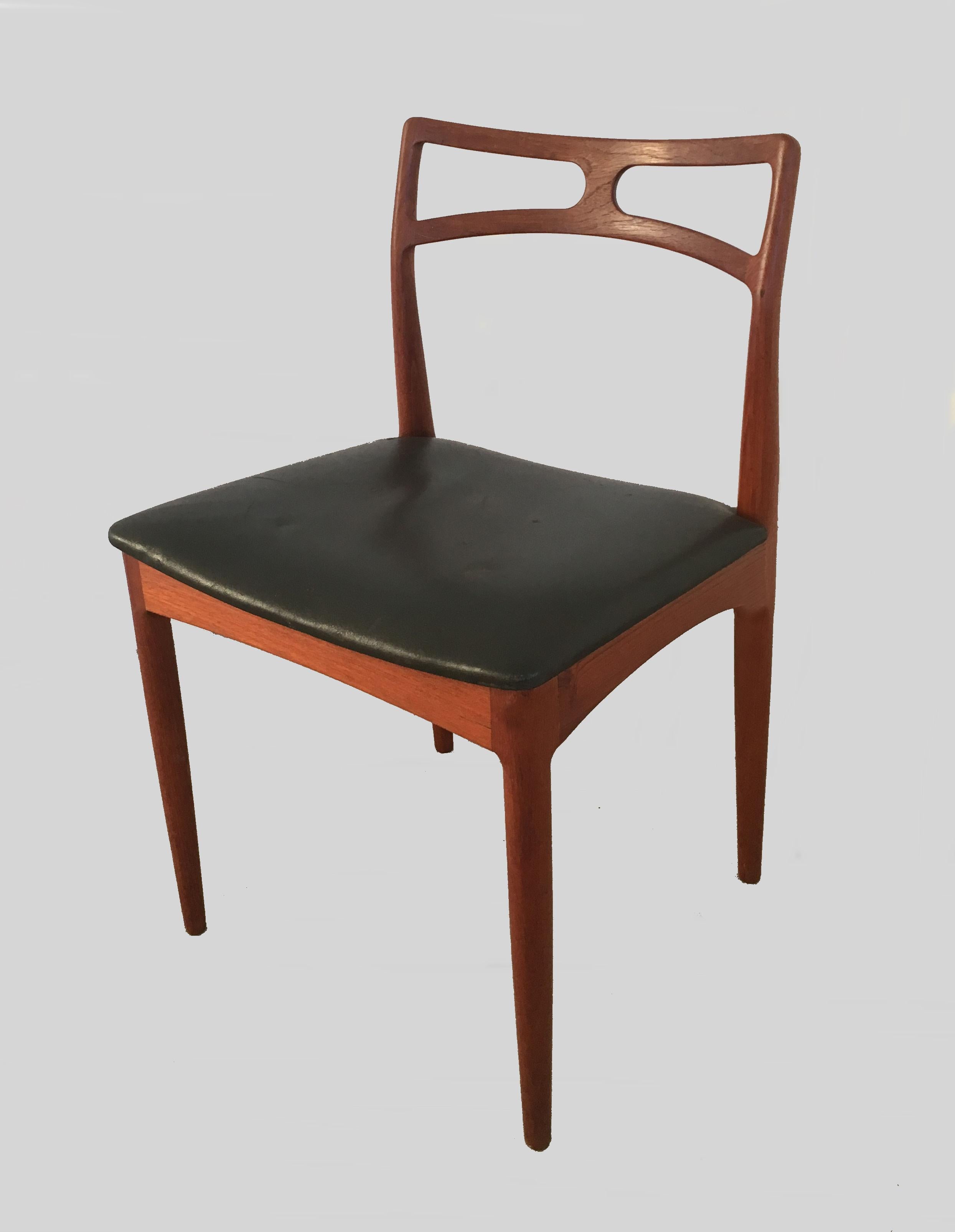 Set of Four Danish Johannes Andersen Dining Chairs in Teak, Inc. Reupholstery In Good Condition For Sale In Knebel, DK