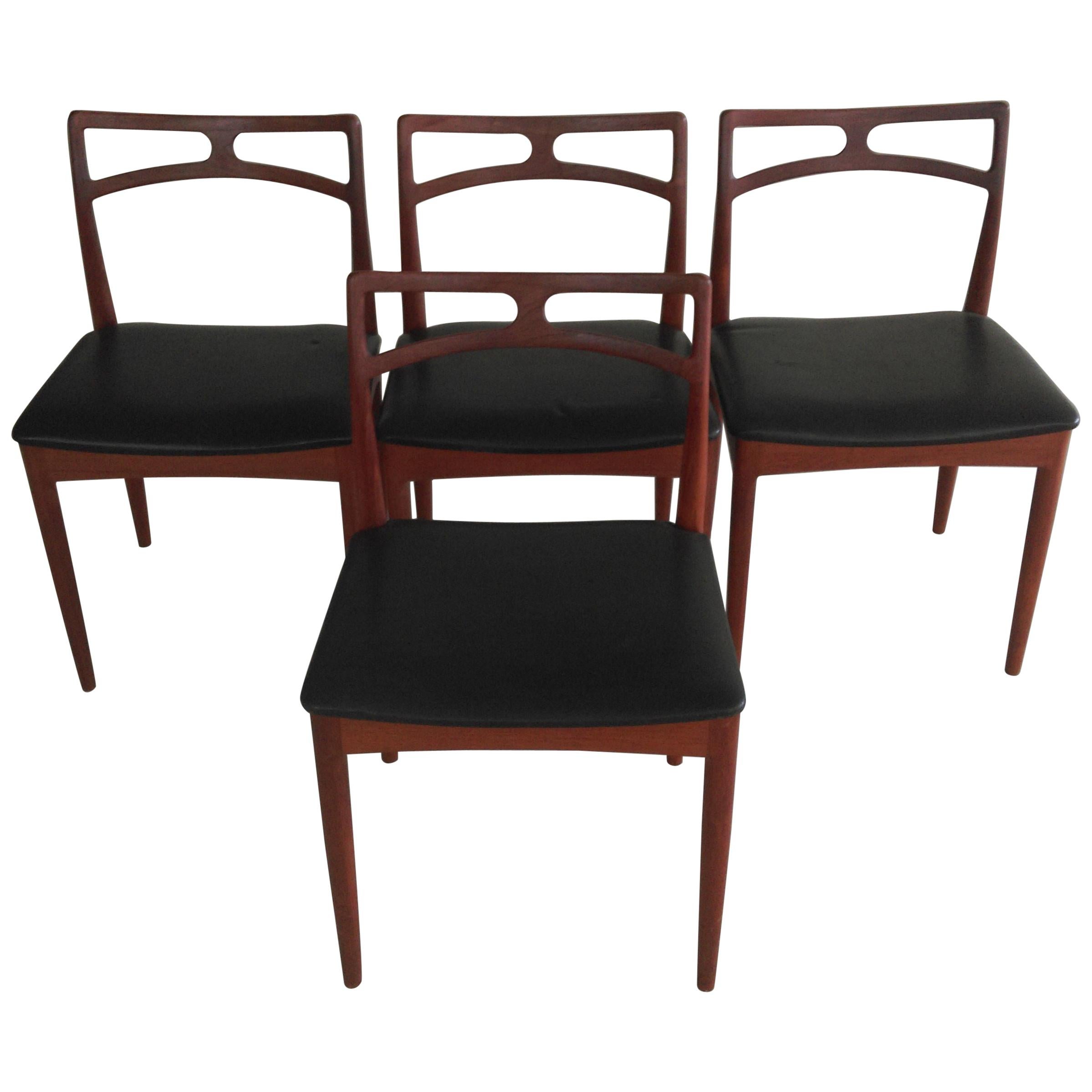 Ensemble de quatre chaises de salle à manger danoises Johannes Andersen en teck:: remeublées par Inc