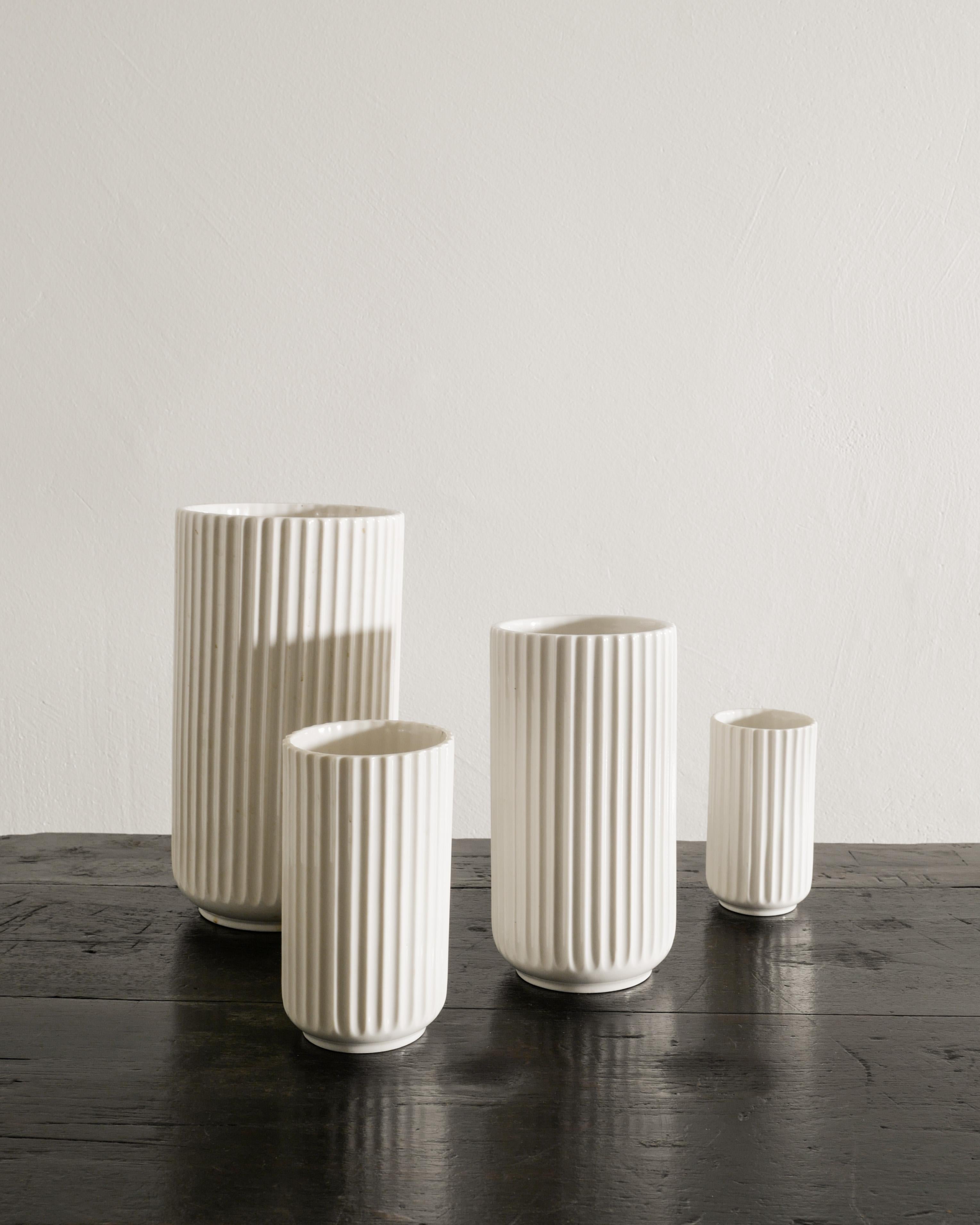 Rarissimo set di quattro vasi cilindrici danesi di metà secolo in porcellana bianca di Lyngby Porcelain prodotti intorno agli anni '40. In buone condizioni originali. 
Timbrata e marcata. 

Dimensioni: H: da 26 a 12,5 cm / da 10,25