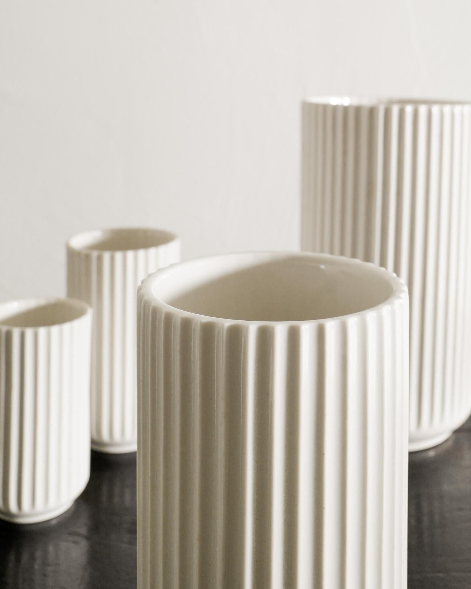 Scandinavo moderno Set di quattro vasi cilindrici in ceramica danese della metà del secolo scorso di Lyngby Porcelain, anni '40 in vendita