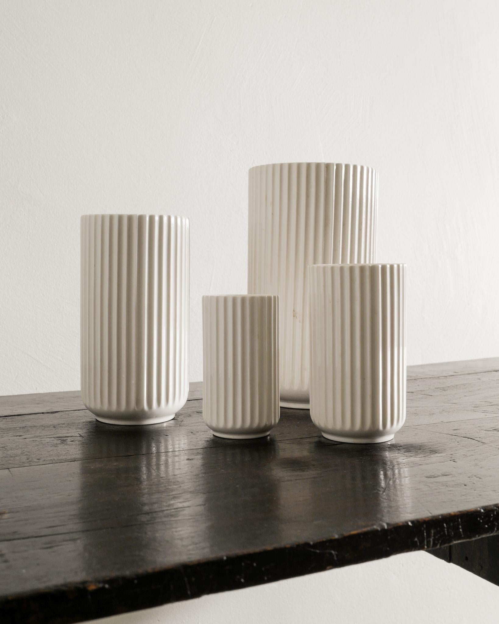 Set di quattro vasi cilindrici in ceramica danese della metà del secolo scorso di Lyngby Porcelain, anni '40 In condizioni buone in vendita a Stockholm, SE