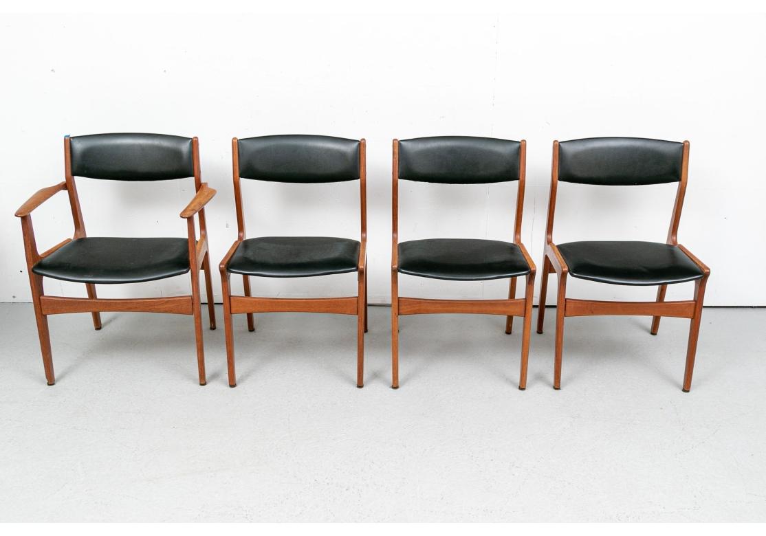 Fabriqué avec soin par Dyrlund, Danemark. Chaise de salle à manger classique du milieu du siècle, avec un cadre en teck façonné et une construction à chevilles. Dossier et assise rembourrés en cuir noir. Les pieds cylindriques et les traverses avant